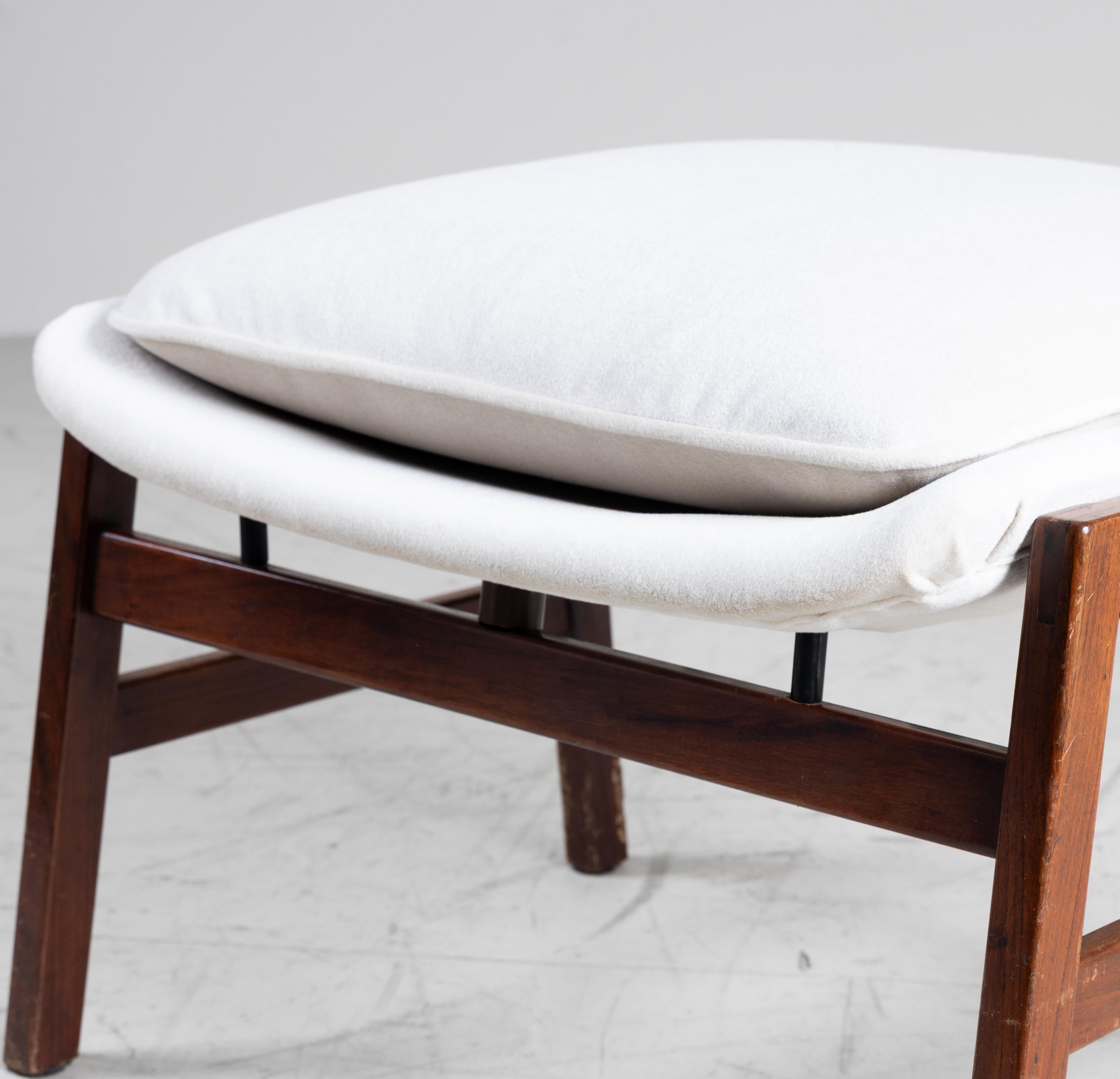 Poltrona modello ‘877’, disegnata da Gianfranco Frattini per Cassina nel 1959. La struttura è in legno di teak, mentre l’imbottitura in espanso è rivestita in lana mohair bianco. Un esempio elegante del design italiano degli anni ’50, che unisce