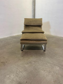 Poltrona e pouf modello Wave di Giovanni Offredi per Saporiti Italia