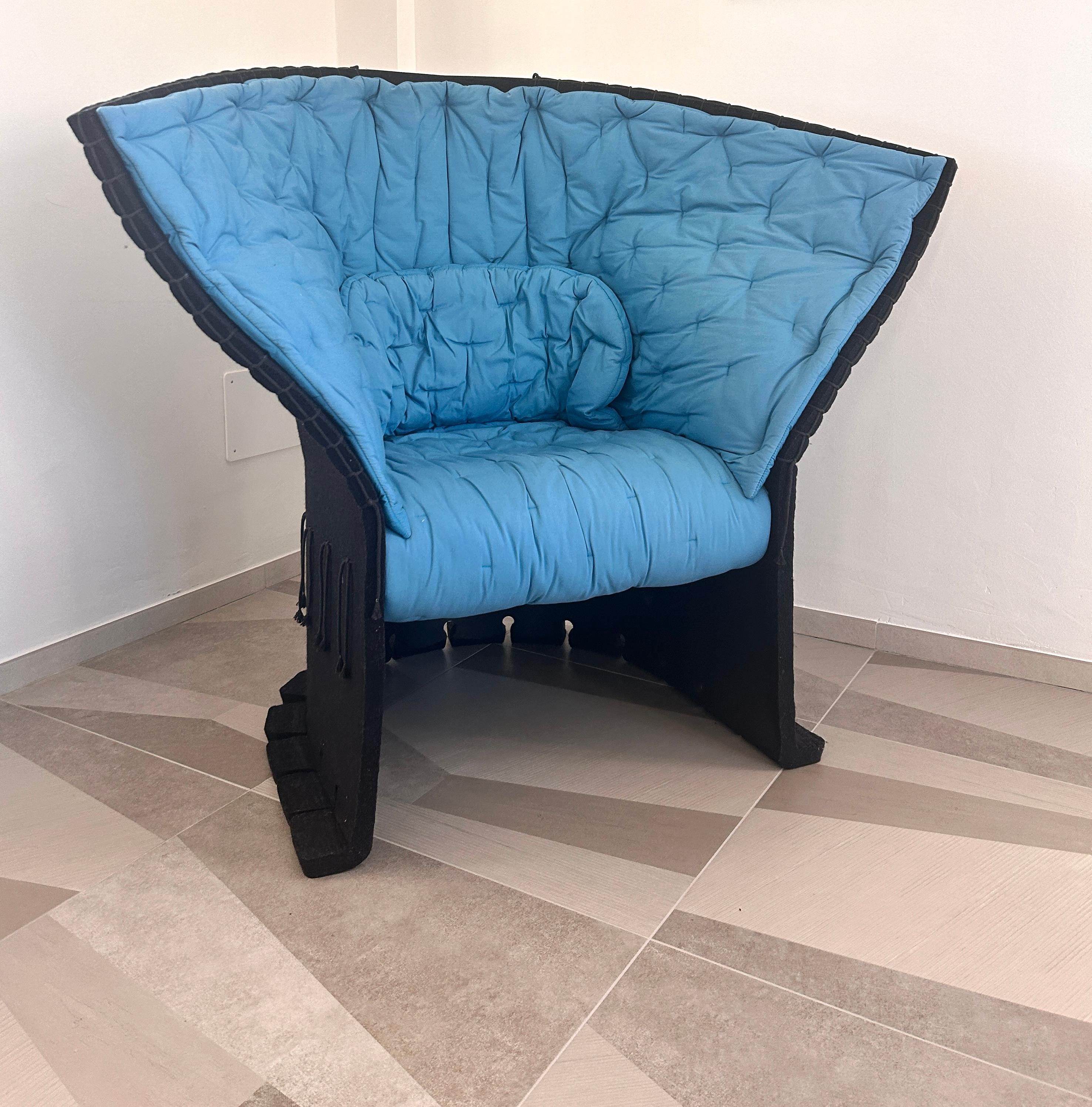 Poltrona modello Feltri disegnata da Gaetano Pesce nel 1987. Prodotta da Cassina in Italia. Realizzata con una tecnica produttiva brevettata da Cassina, Feltri è un simbolo del design d'avanguardia, frutto di una ricerca rappresentativa giocata sul