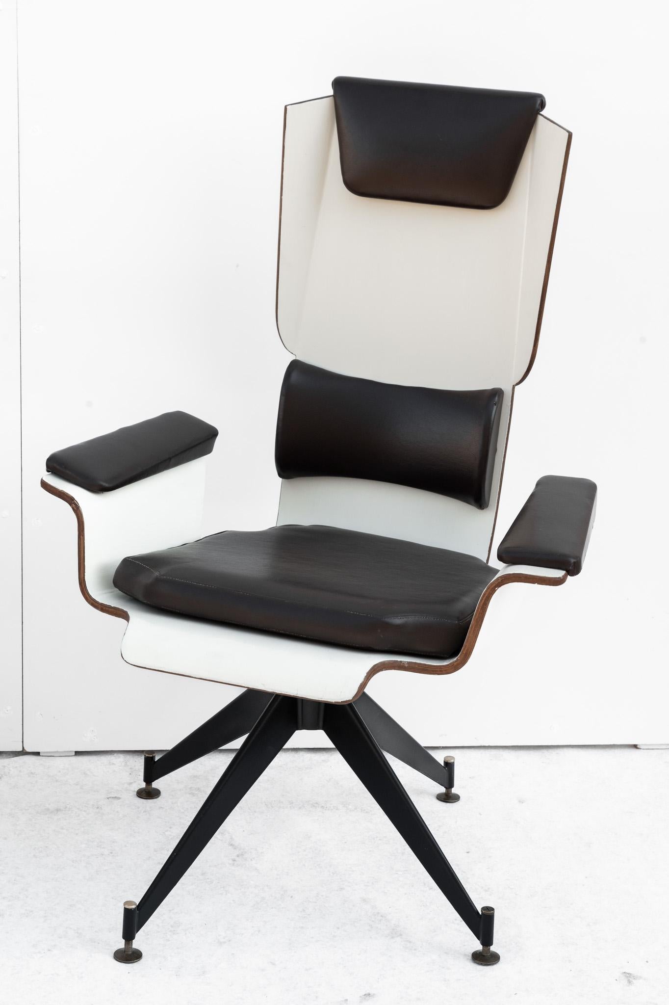 Poltrona Fratelli Pozzi, Anni '60, Made in Italy.
Sedia girevole in compensato colorato bianco realizzato dai Fratelli Pozzi negli anni '60. Questa sedia è unica per il suo design piacevole. Particulièrement particulier aussi le lit et la chaise