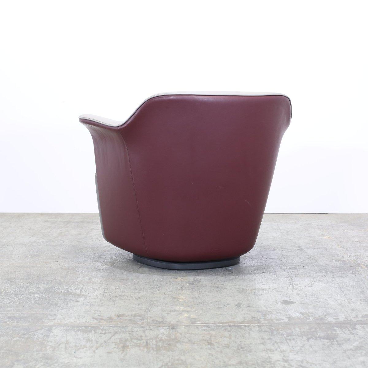 Te presentamos el Sillón Giratorio Aida de Poltrona Frau, la combinación perfecta de lujo y comodidad. Fabricado con materiales de alta calidad y una experta artesanía italiana, este sillón irradia elegancia y sofisticación. Su elegante diseño