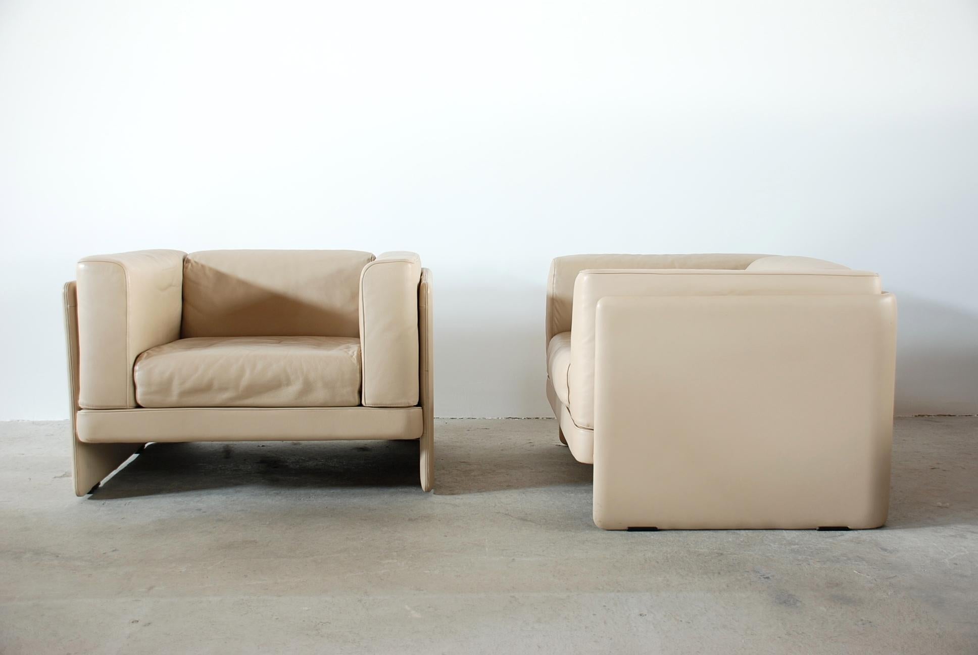 Italian architect Tito Agnoli design this Classic armchair for Poltrona Frau.
This modell 
