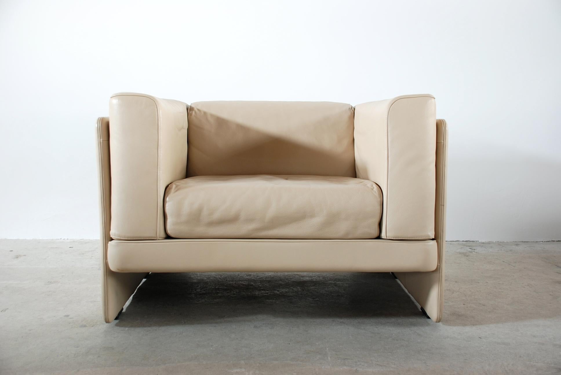 Modern Poltrona Frau Armchair Chair Model La Capanelle by Tito Angoli