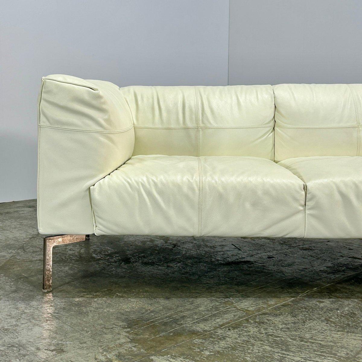Das Poltrona Frau Bosfora Cream Two Seater Sofa ist eine atemberaubende Ergänzung für jeden luxuriösen Wohnbereich. Dieses Sofa ist aus den besten Materialien gefertigt und besticht durch sein schlichtes und modernes Design, das sowohl zu modernen