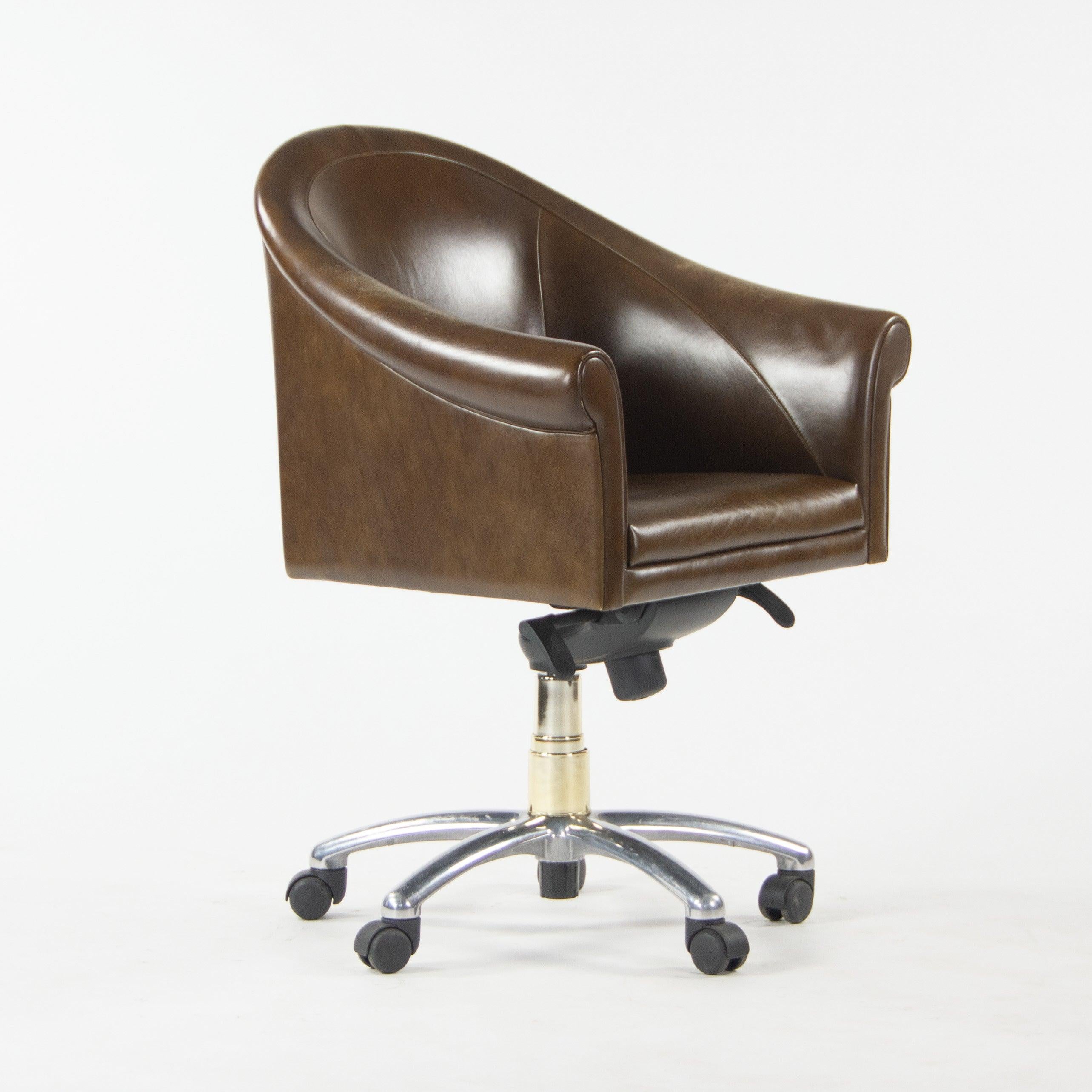 Nous vous proposons à la vente un ensemble de chaises de bureau Poltrona Frau (vendues séparément) sur roulettes. Il fait partie de la collection Sinan de Poltrona Frau, conçue par Luca Scacchetti. 
Cet exemple est présenté dans un cuir marron. Les