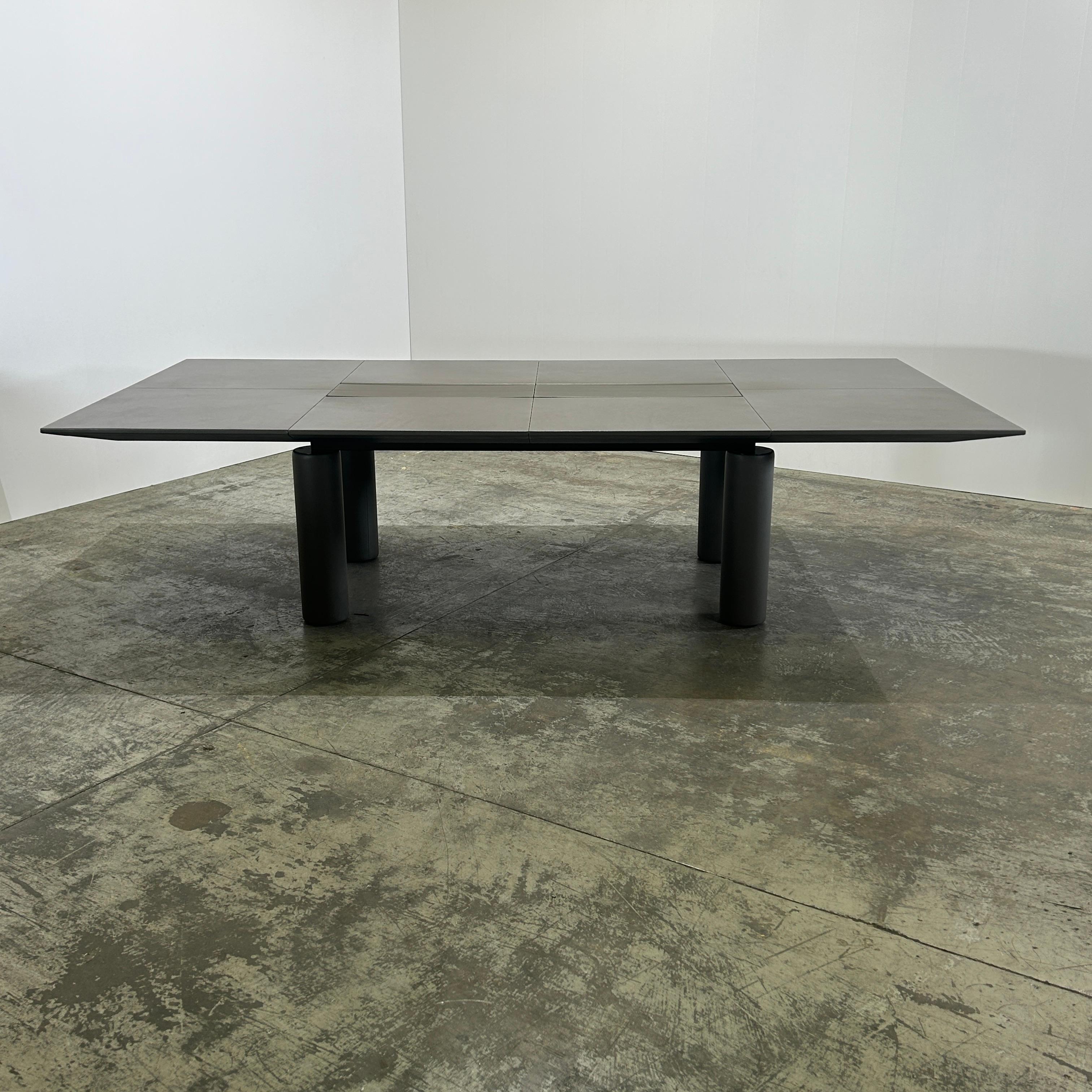 La table de réunion CEO Cube de Poltrona Frau est un complément luxueux à tout espace de bureau moderne. Fabriquée avec les matériaux les plus nobles, cette table épurée et sophistiquée respire l'élégance et le professionnalisme. La surface