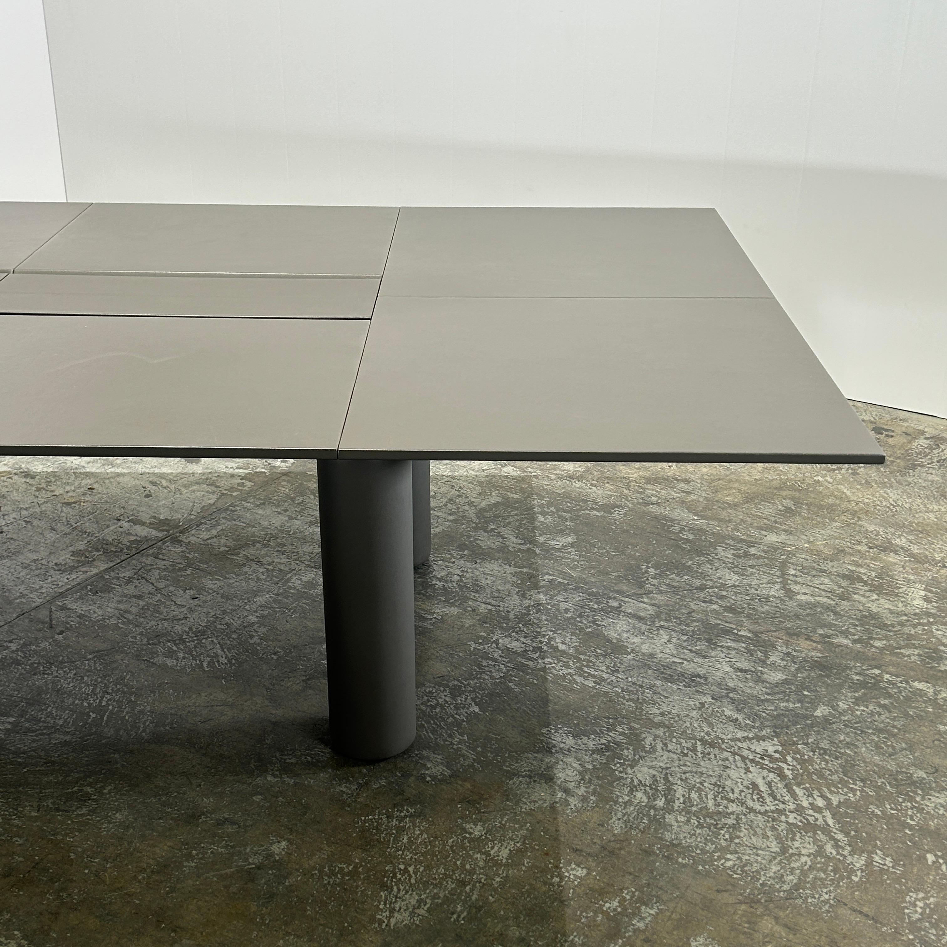 Moderne Poltrona Frau Table de réunion CEO Cube en vente