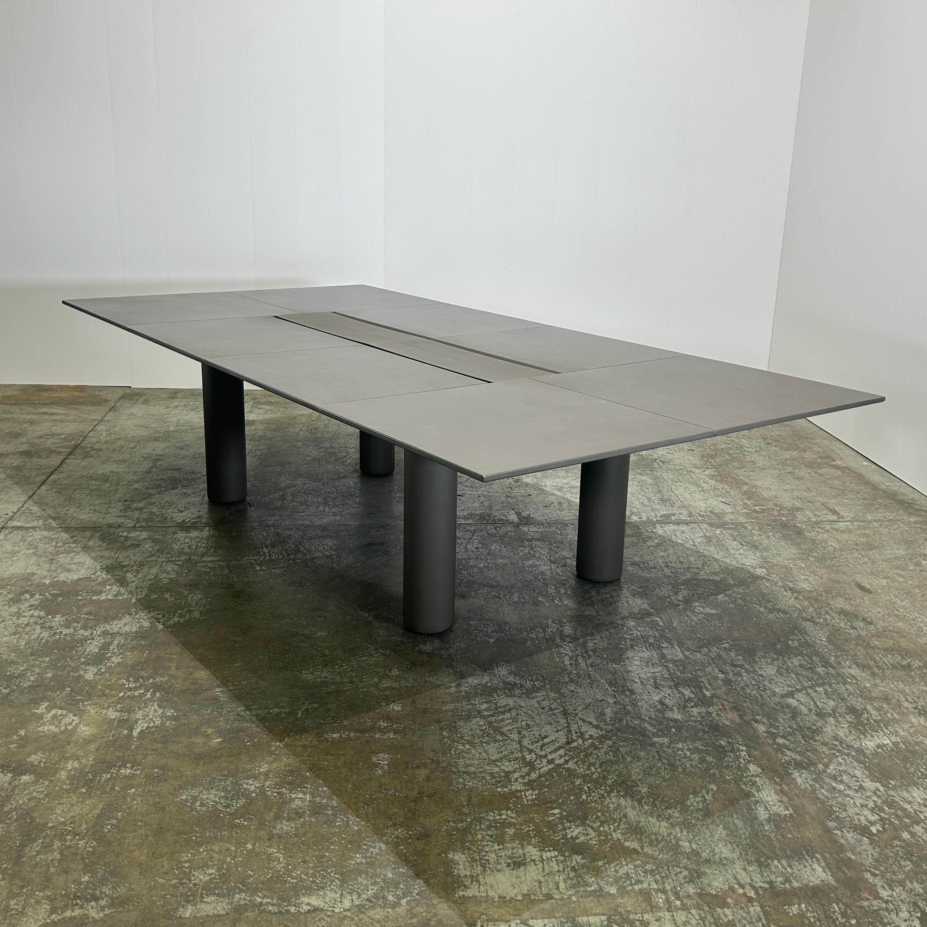 italien Poltrona Frau Table de réunion CEO Cube en vente