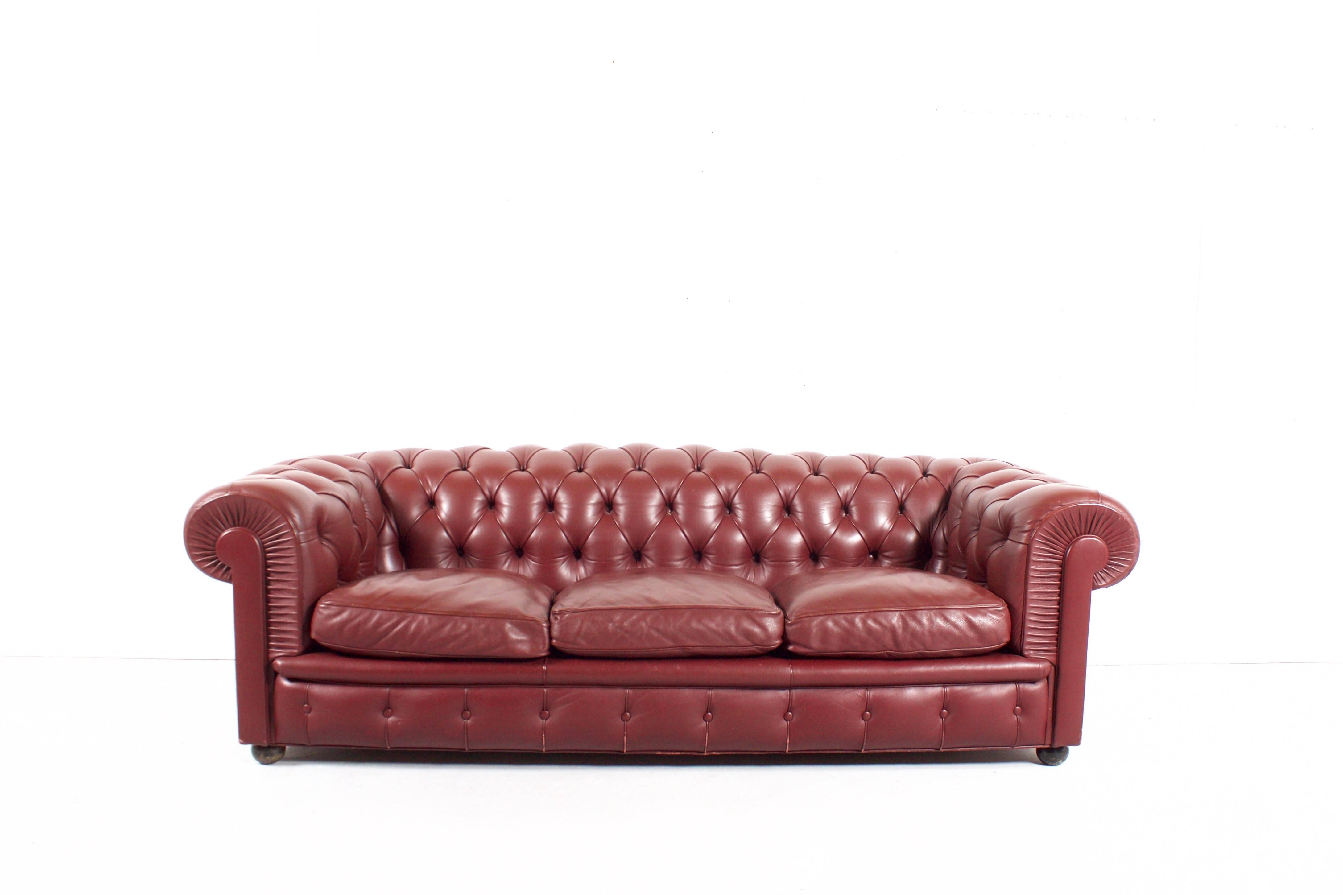 Poltrona Frau ‘Chester One’ Chesterfield Sofa in good condition.

Designed by Renzo Frau in 1912

Leather SC Oxblood 

Wooden feet 

Marked ‘Poltrona Frau’

Chester One evokes the classical armchair model of King Edward’s times, which Renzo Frau