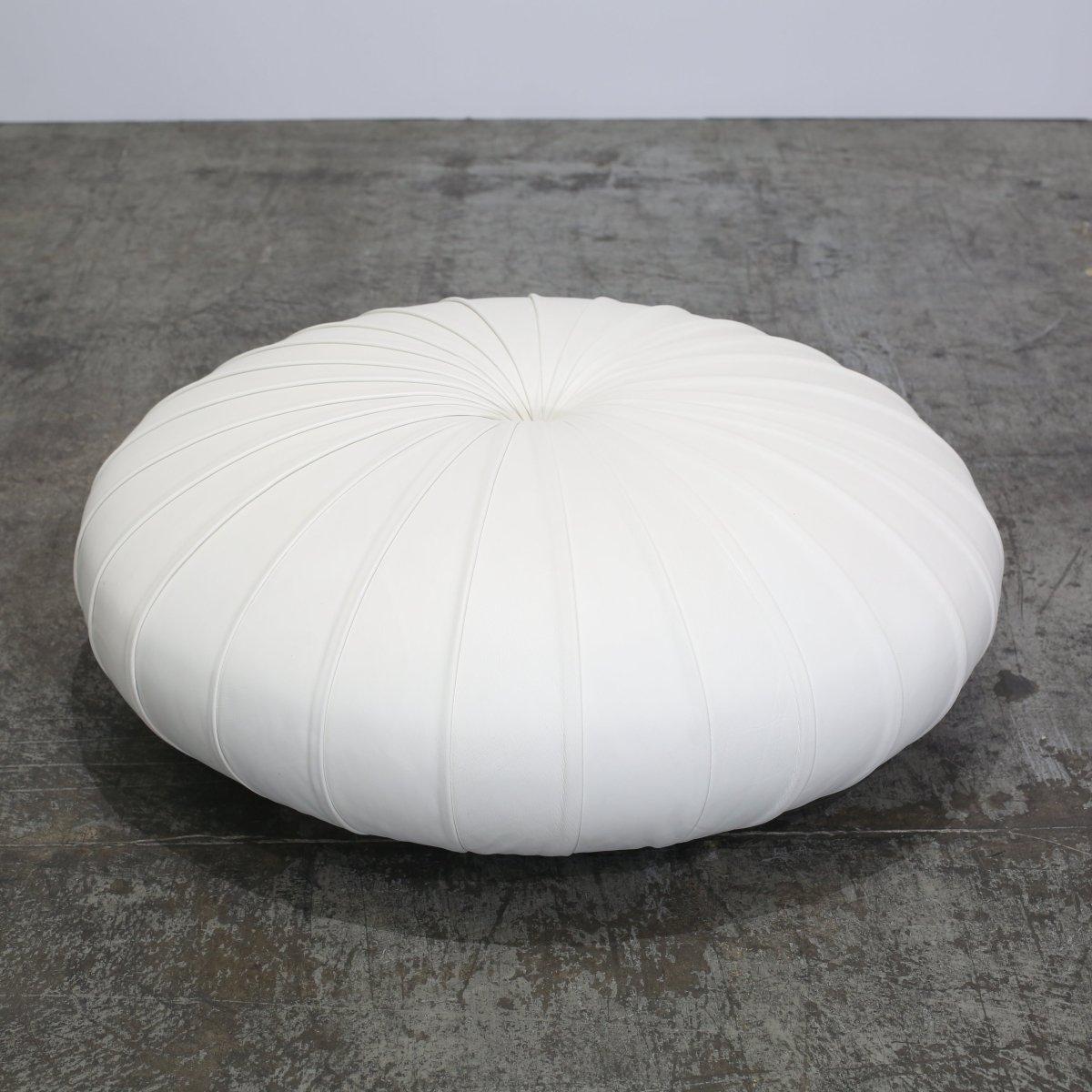 Moderno Poltrona Frau Esedra Pouf by Monica Forster in vendita