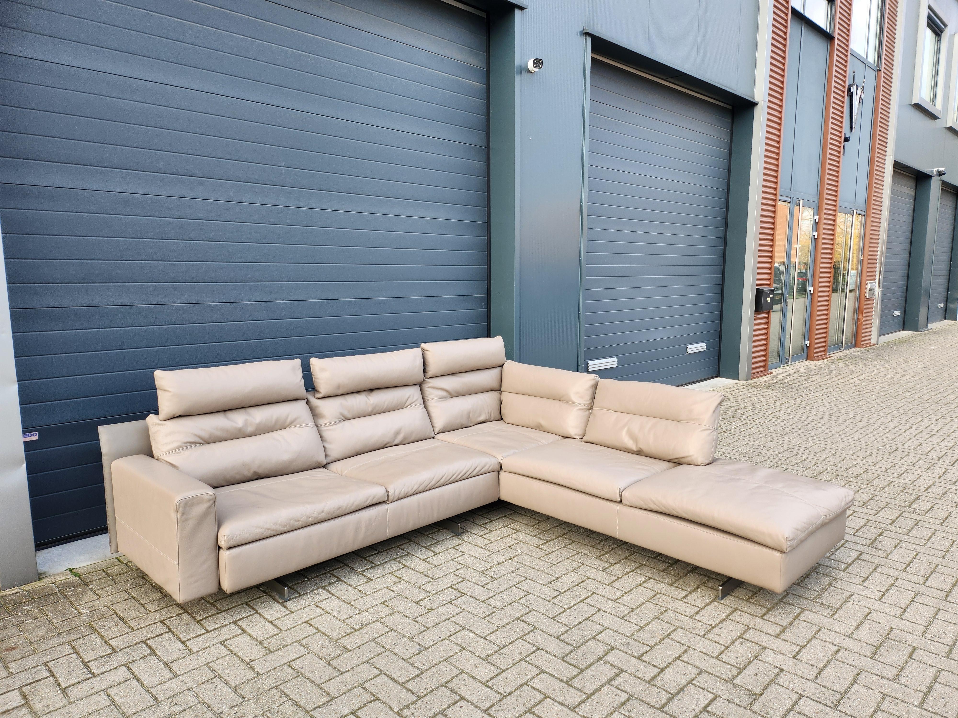Informationen über Poltrona Frau

Bei diesem Modell handelt es sich um ein luxuriöses Sofa mit separaten Kopfstützen, die jederzeit angebracht und weggestellt werden können. Das Sofa kann als Ecksofa oder separat als 2 Module aufgestellt werden

Das