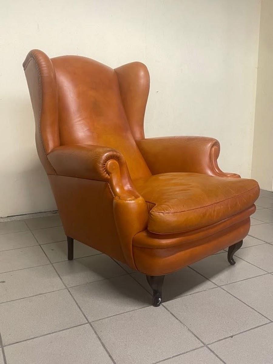 Gran sillón Frau de cuero coñac de los años 60 con patas de madera ebonizada y placa de identificación original.
Almohada de plumas y en buen estado general.
Ligero desgaste en los reposabrazos pero el cuero no presenta grietas, se aprecia un ligero