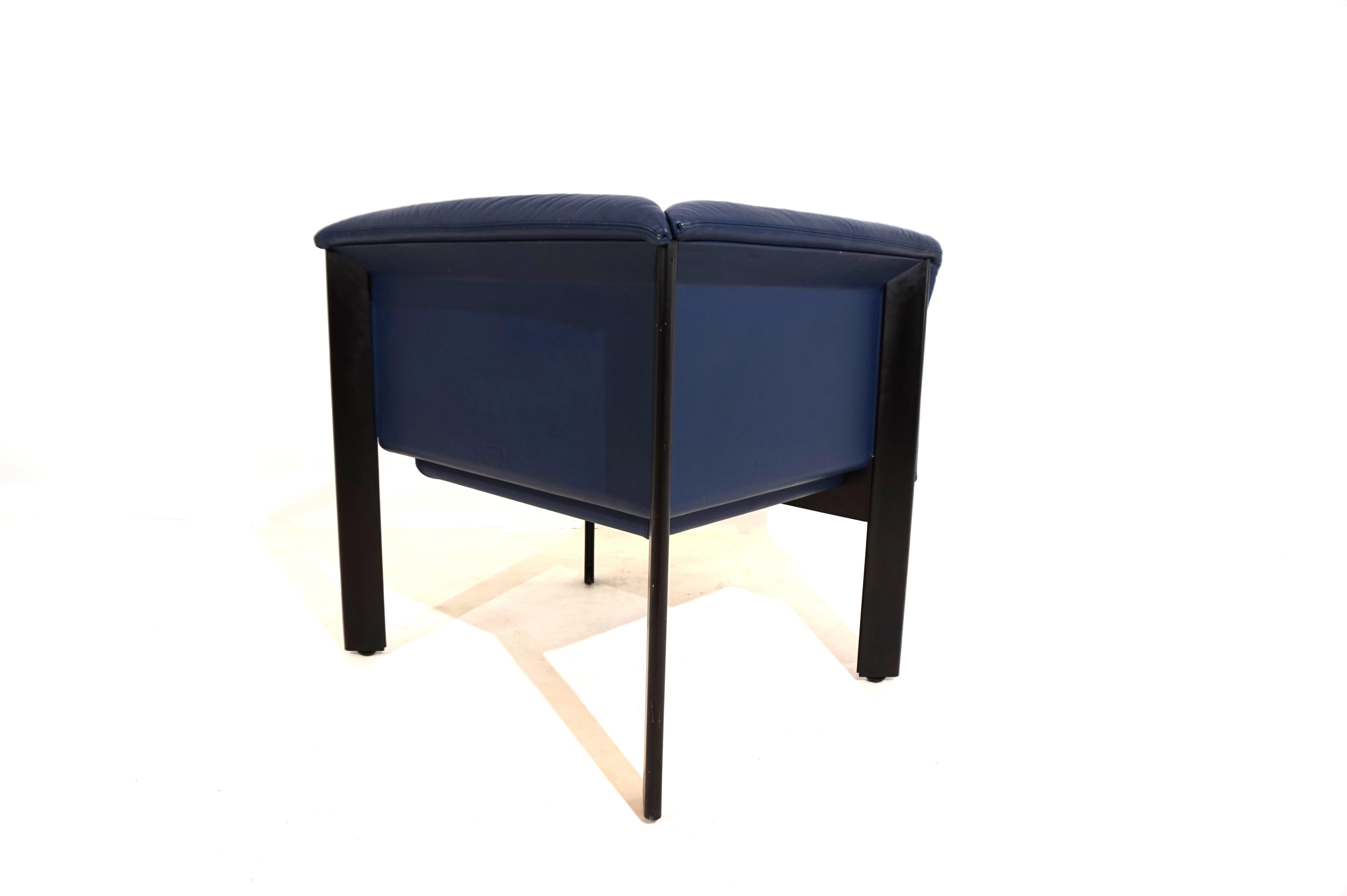 An exceptional interlude by Marco Zanuso for Poltrona Frau, in very good condition. The soft, blue leather of the armchairs only shows minimal signs of wear on one corner of the back. The leather paneling on the sides is in perfect condition. The