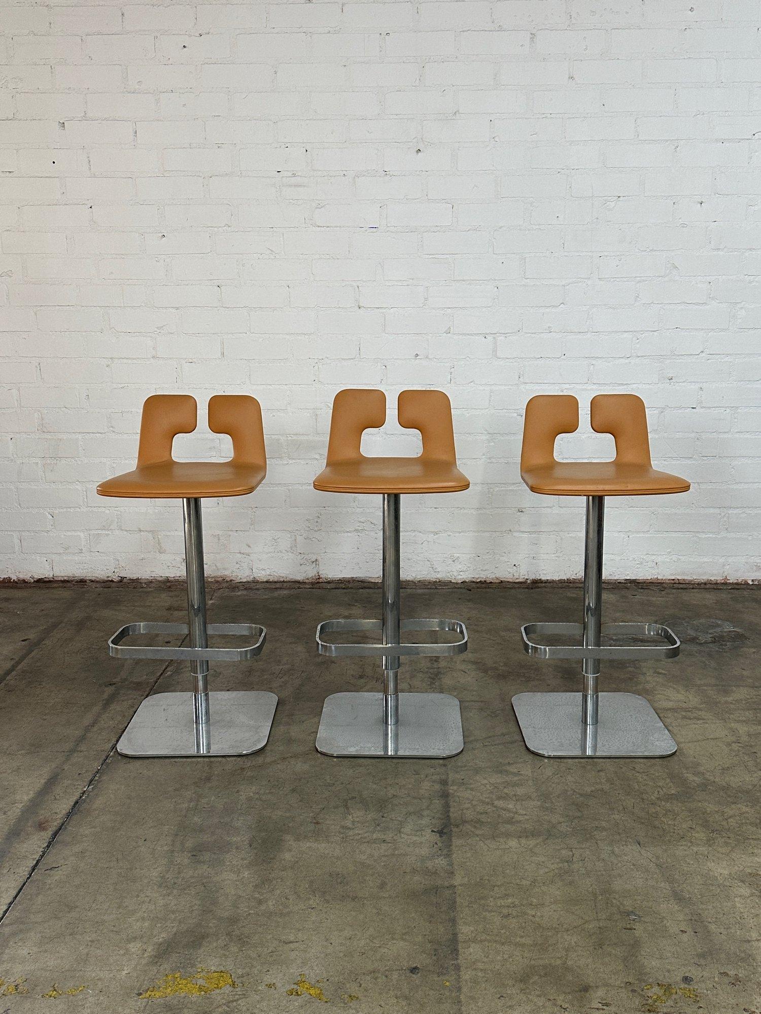 W16 D16 H37 SW16 SD15 SH30

Leather Stools with a bar seat height in great gently used condition. Stools are all structurally sound with no large visible. Chrome has very light patina. Price is for the set of three. Pick these up at a fraction of