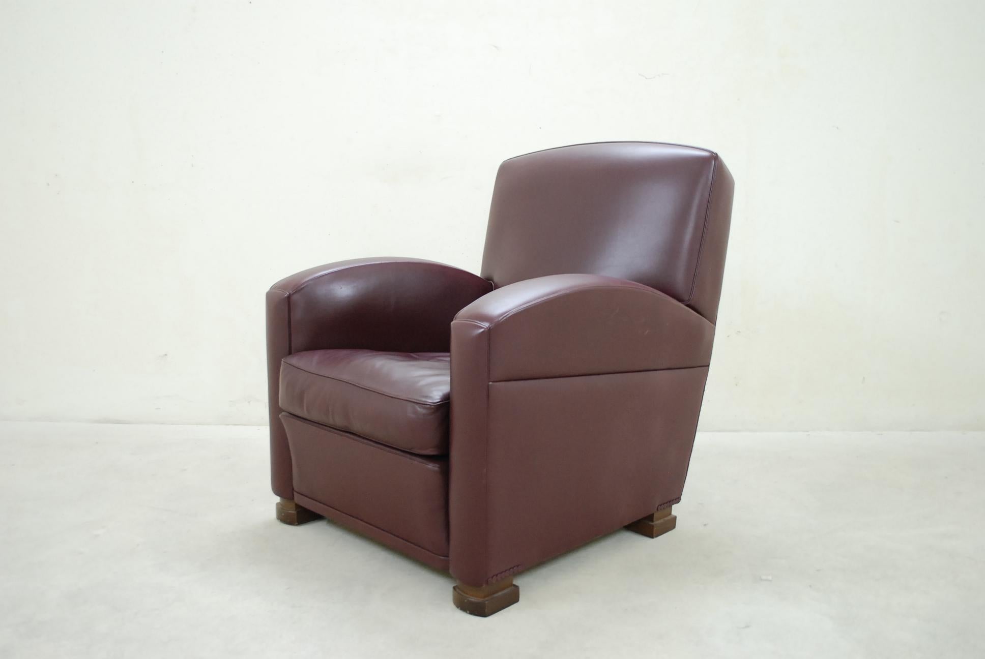 This Poltrona Frau Classic armchair model Tabarin is made of red Bordeaux
The feet is made of dark beech.
A classic timeless design from Italy of the 1930 era.
  