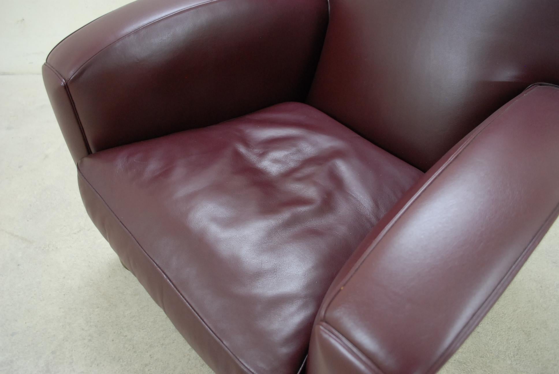 Art déco Poltrona Frau Modèle Tabarin fauteuil en cuir rouge bordeaux en vente