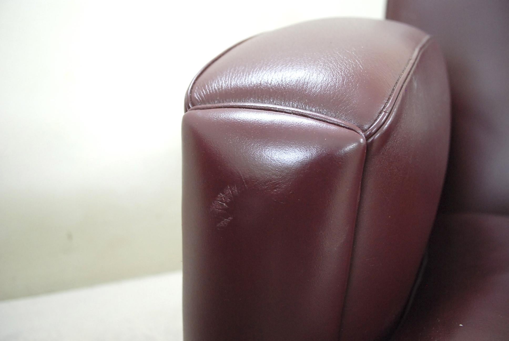 Poltrona Frau Model Tabarin Leather Armchair Red Bordeaux In Good Condition For Sale In Munich, Bavaria