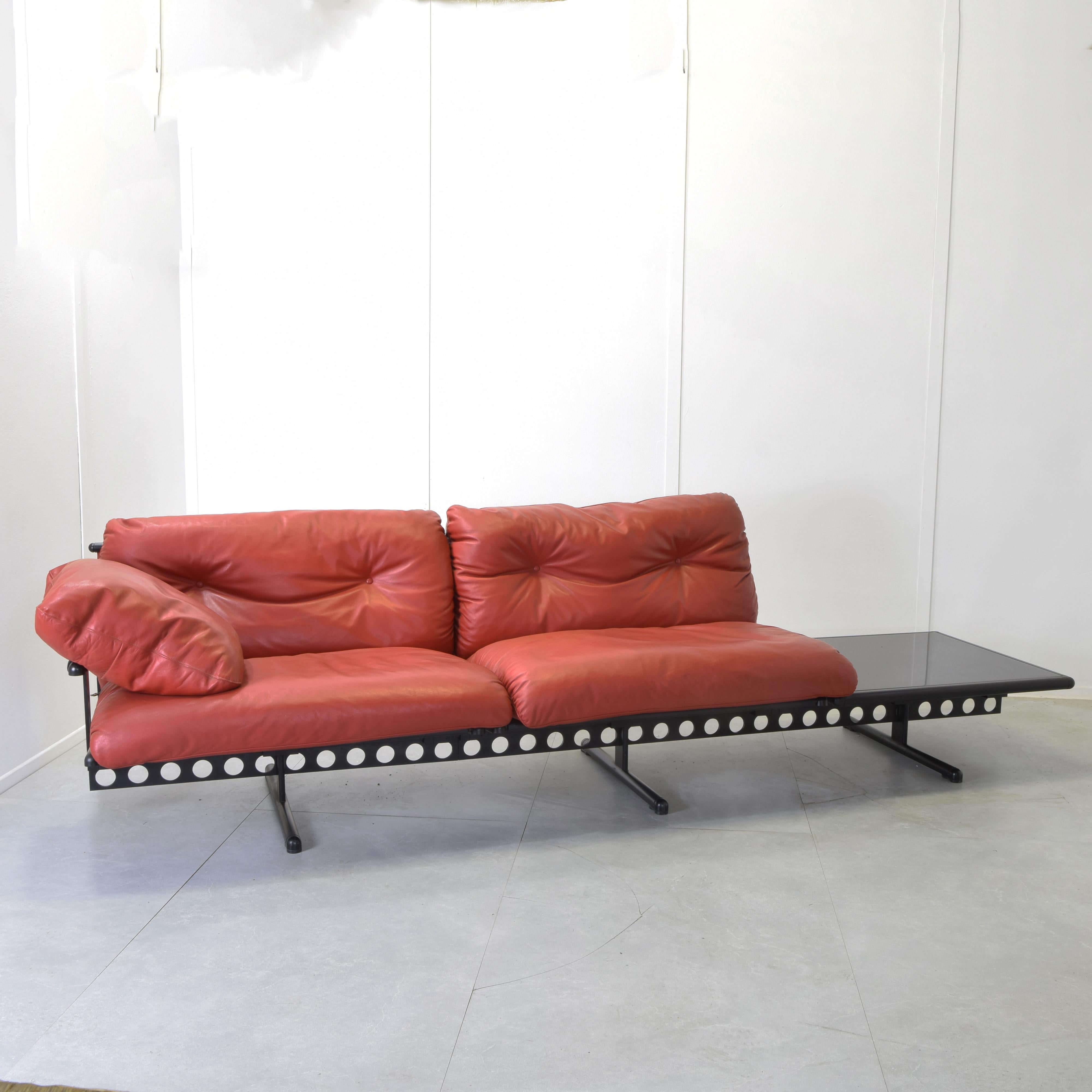 Canapé deux places structure en métal laqué sièges en cuir designer Pierluigi Cerri pour Poltrona Frau début des années 1980.

Le canapé comprend une table basse en métal laqué dont le plateau en marbre mesure L 85 P 85 H 34. Taille du canapé