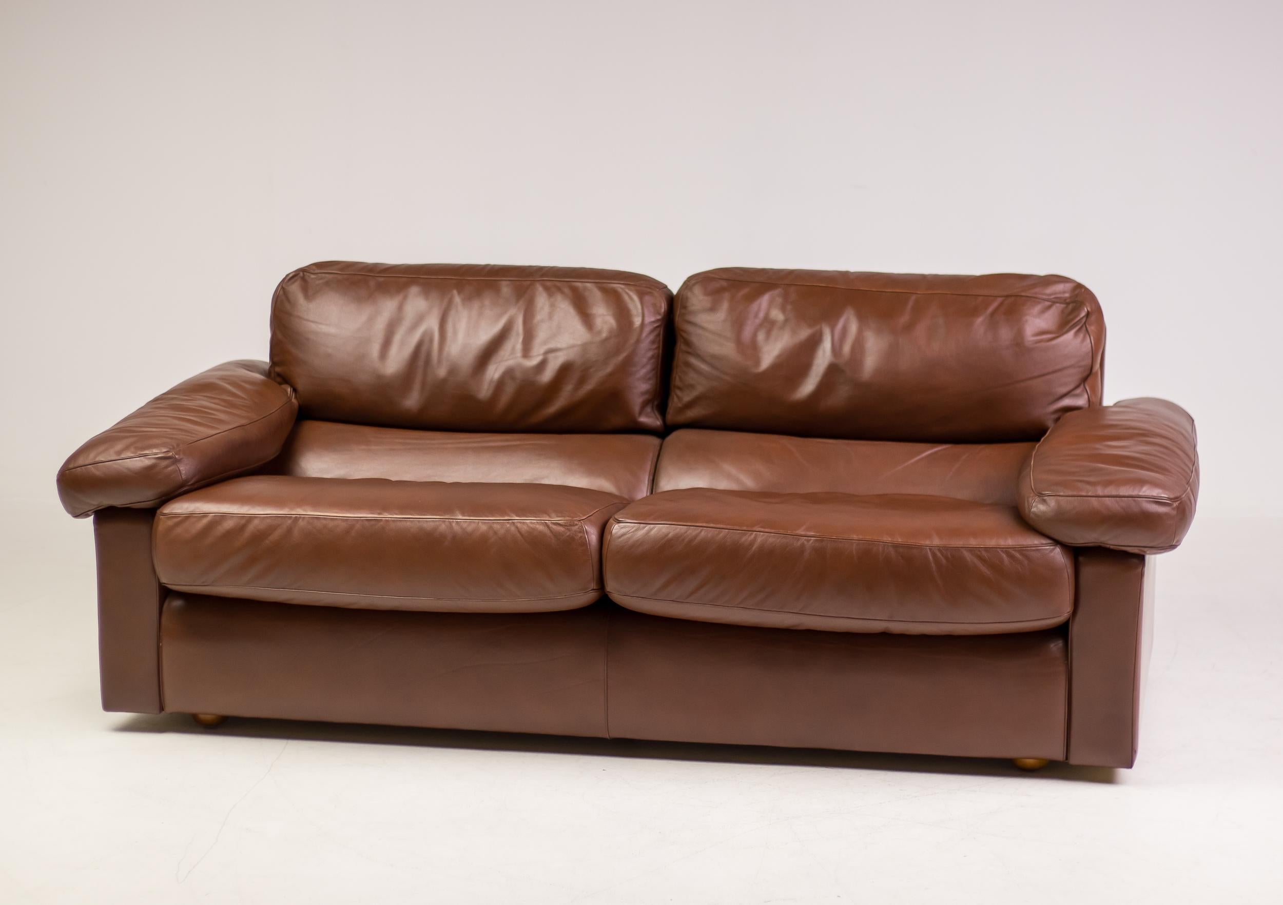 Mid-Century Modern Premium Poltrona Frau Petronio Down Filled Royal 2-Seater Sofa Chestnut Leather For Sale
