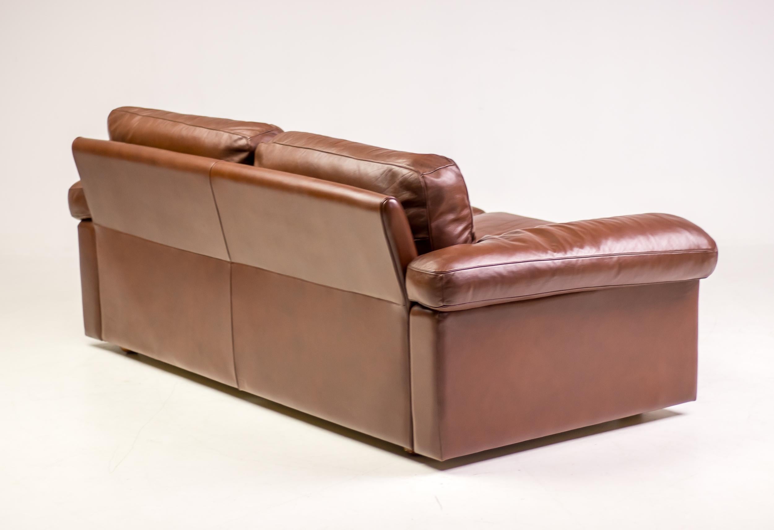 Premium Poltrona Frau Petronio Down Filled Royal 2-Seater Sofa Chestnut Leather In Good Condition For Sale In Dronten, NL