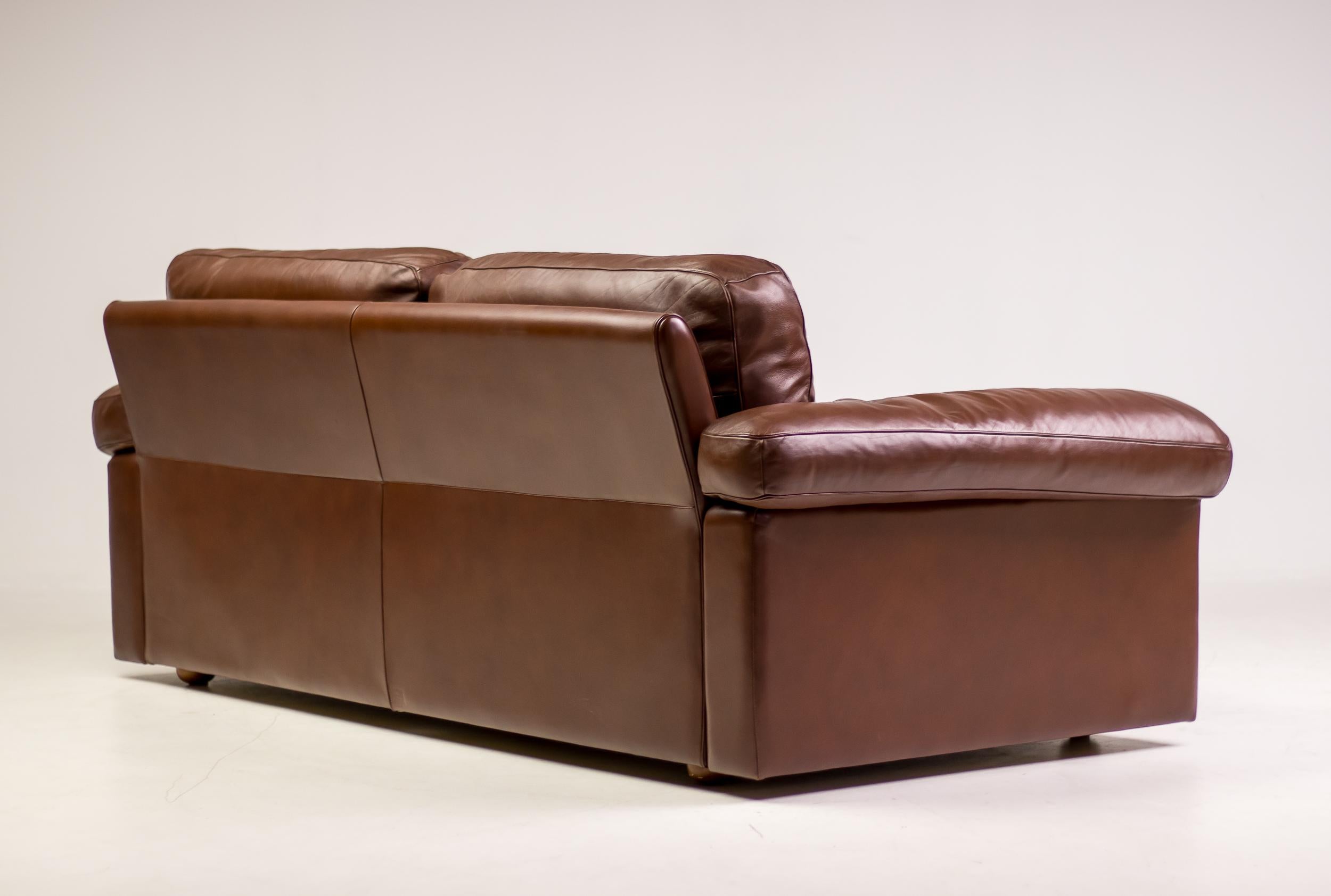 Late 20th Century Premium Poltrona Frau Petronio Down Filled Royal 2-Seater Sofa Chestnut Leather For Sale