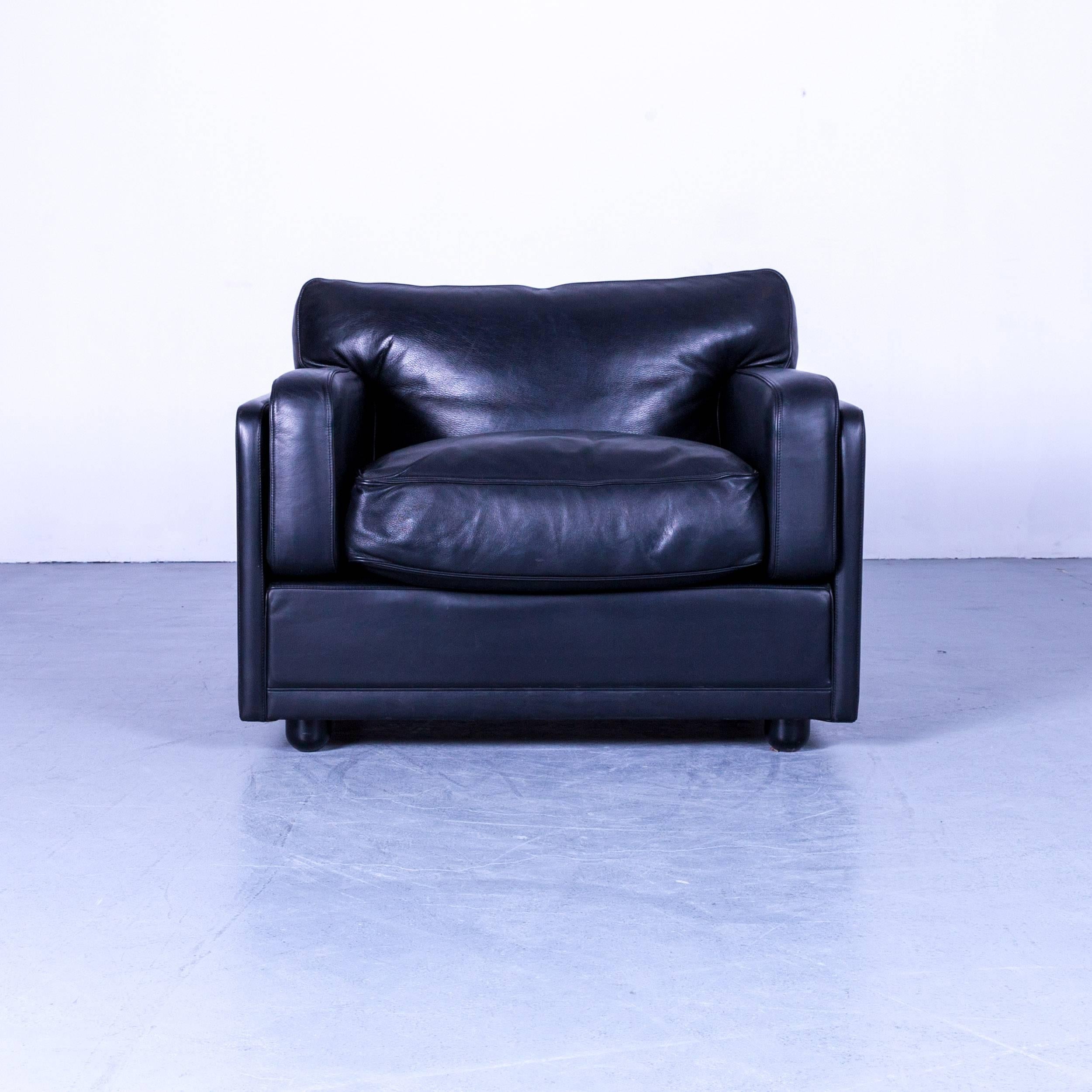 Fauteuil Poltrona frau cuir noir une place. Deux disponibles.