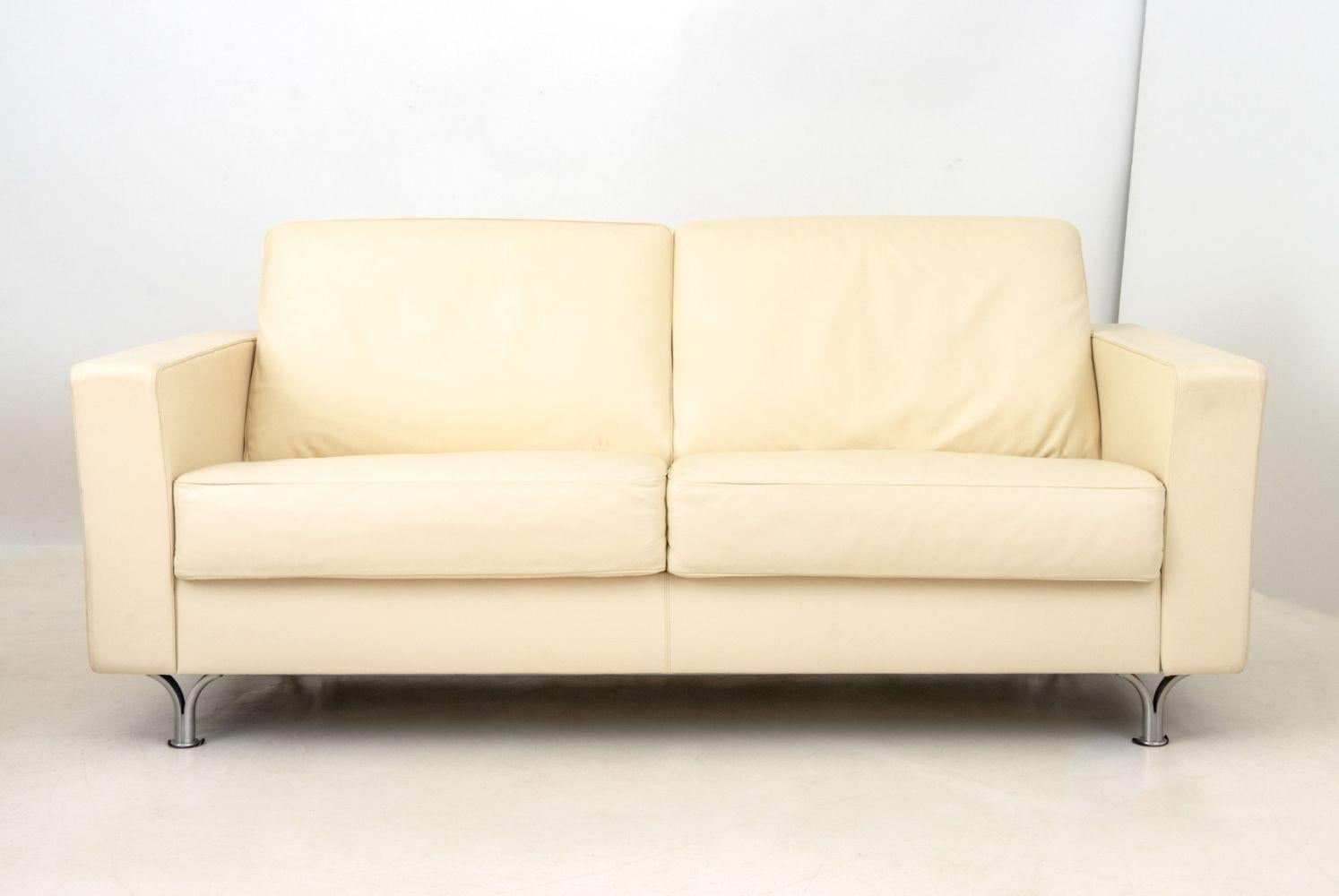 Sofá cama de cuero blanco Poltrona Frau, con cama extraíble de dos plazas sobre cuatro patas cromadas, con etiqueta 