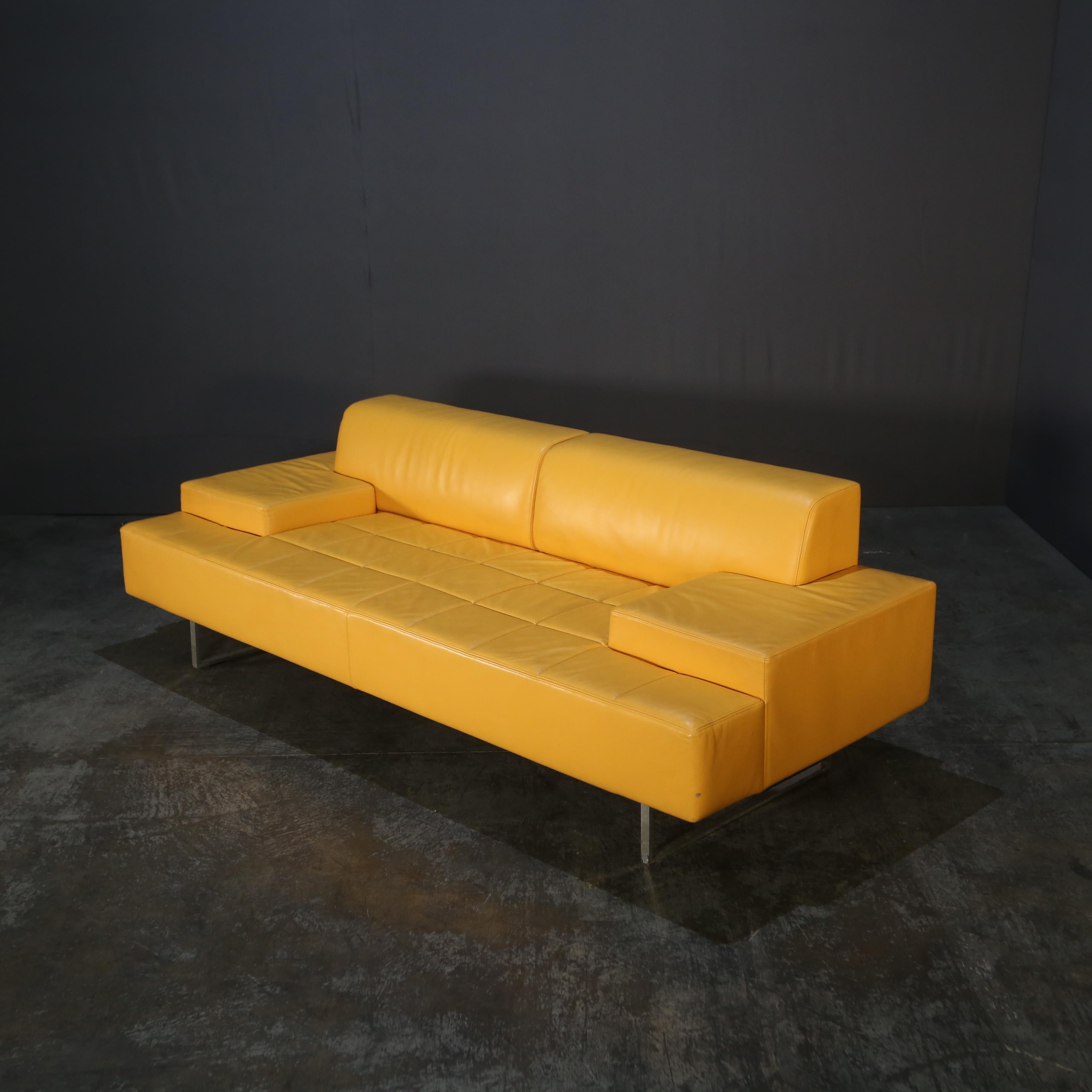 Canapé Poltrona Frau en cuir jaune en vente 4