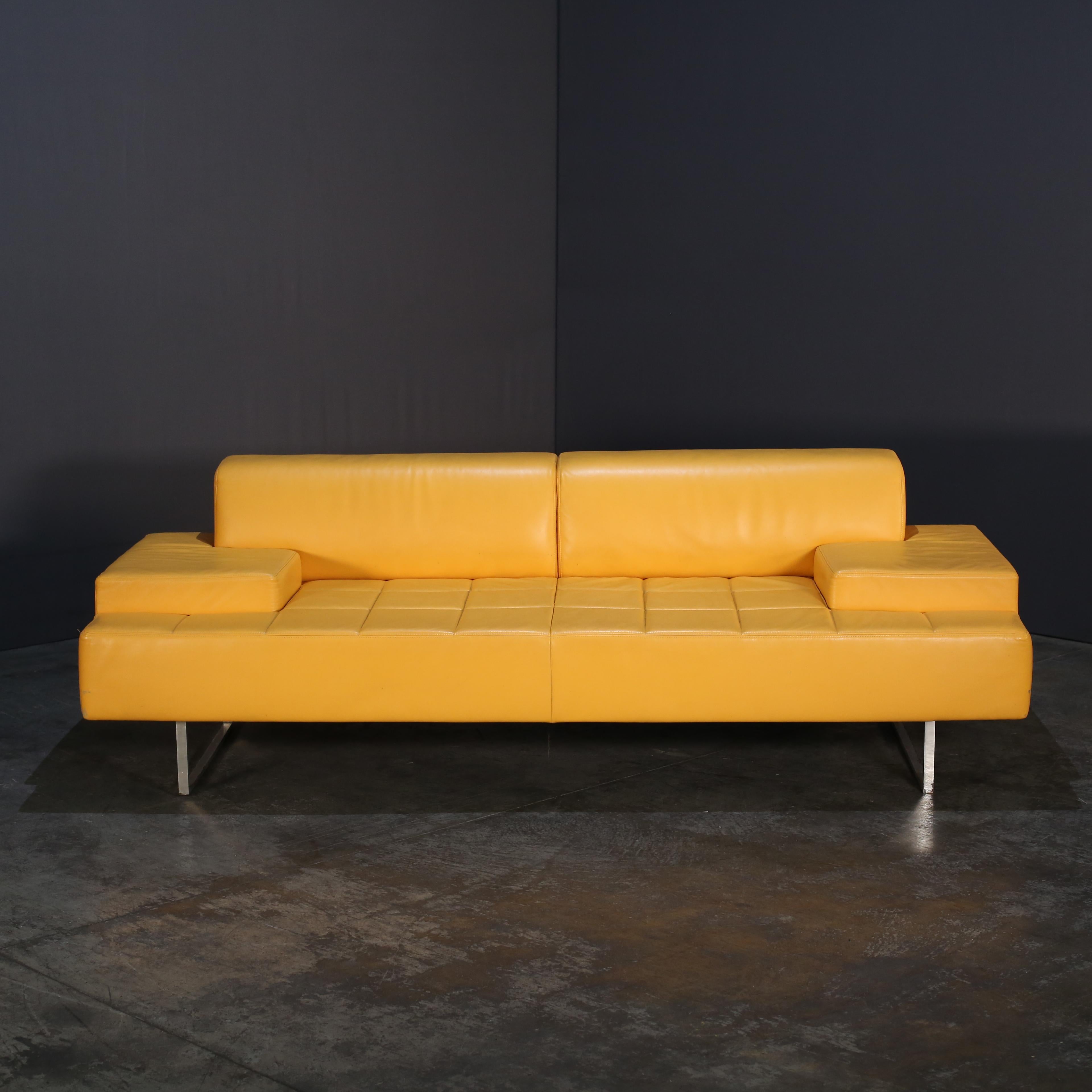 Illuminez votre espace de vie avec le canapé en cuir jaune Poltrona Frau, une déclaration frappante de design moderne et d'artisanat intemporel. Ce canapé trois places associe des lignes épurées et élégantes à l'éclat audacieux du cuir jaune, créant