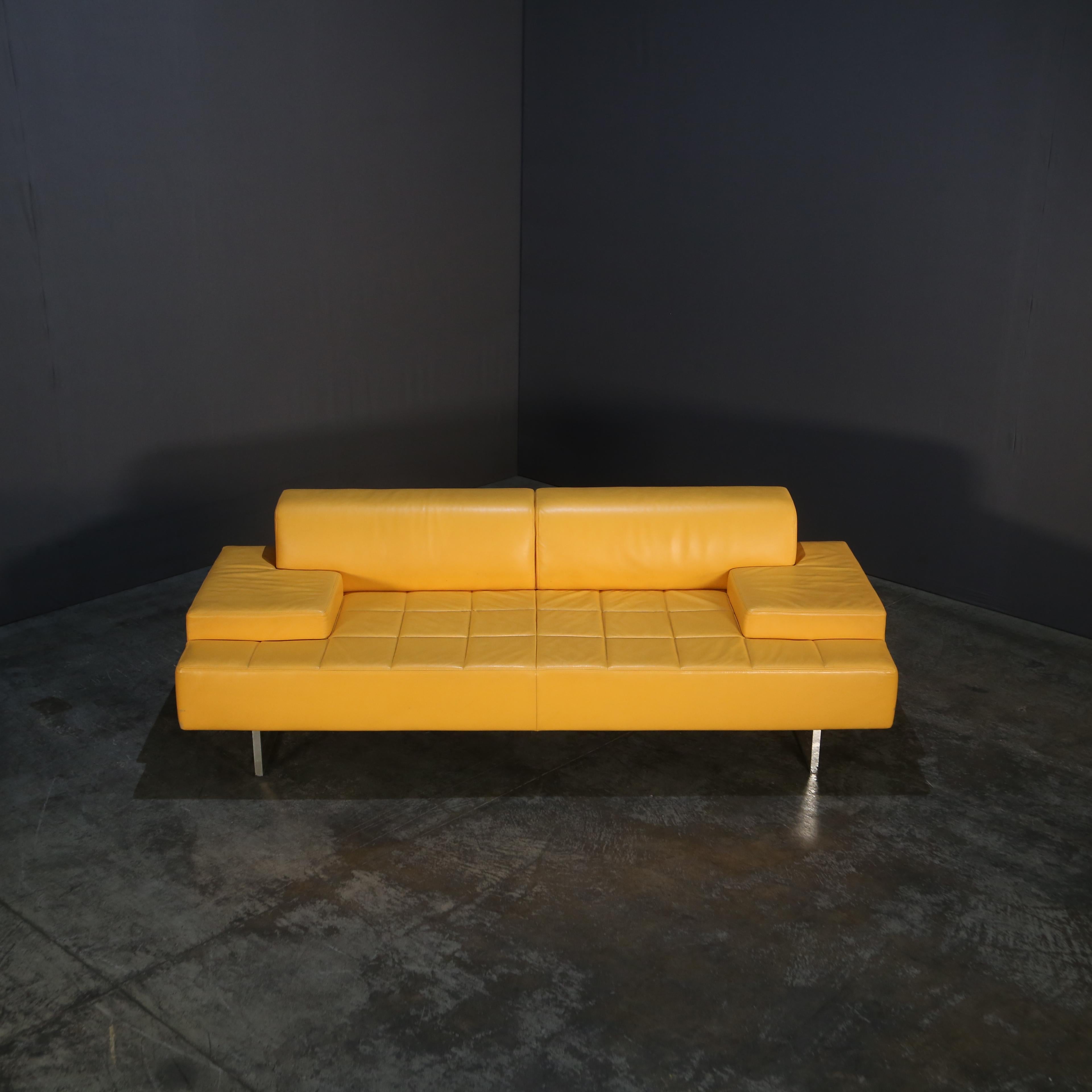 Canapé Poltrona Frau en cuir jaune en vente 2