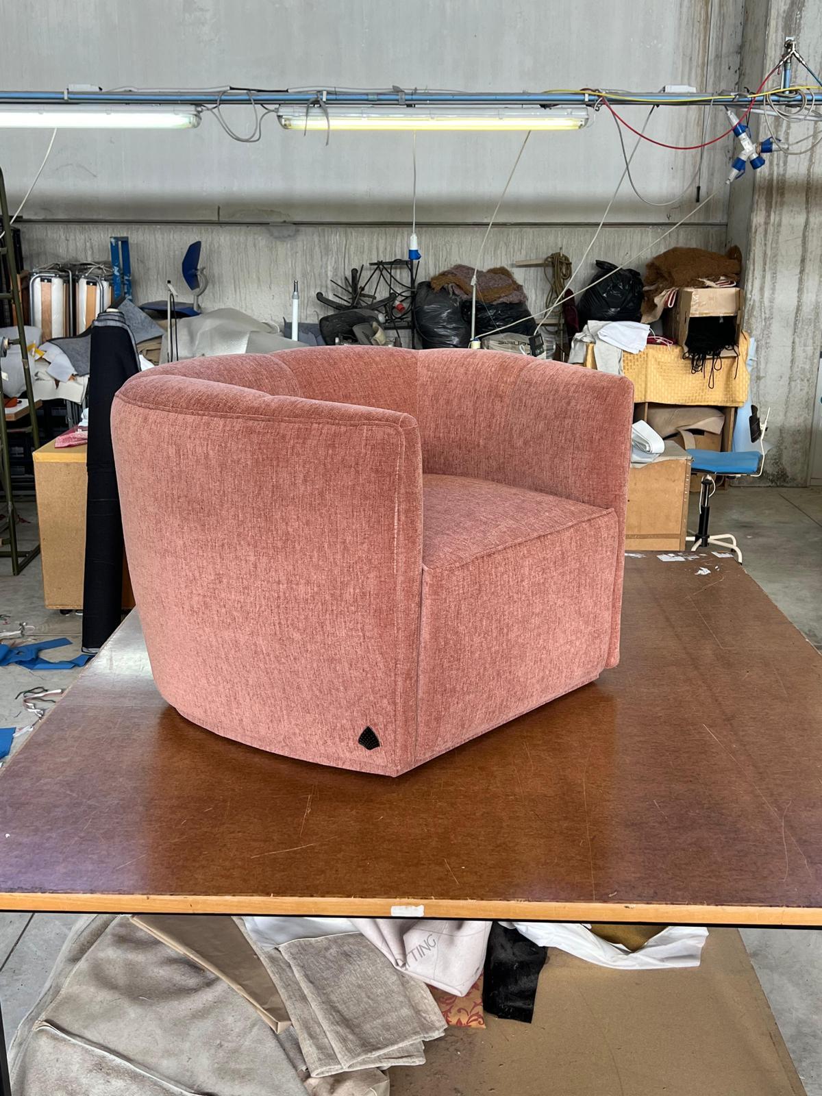 Its padding makes it extremely comfortable, just as its rounded shape turns it into a fantastic cockpit chair.

The piece is covered in fabric.

