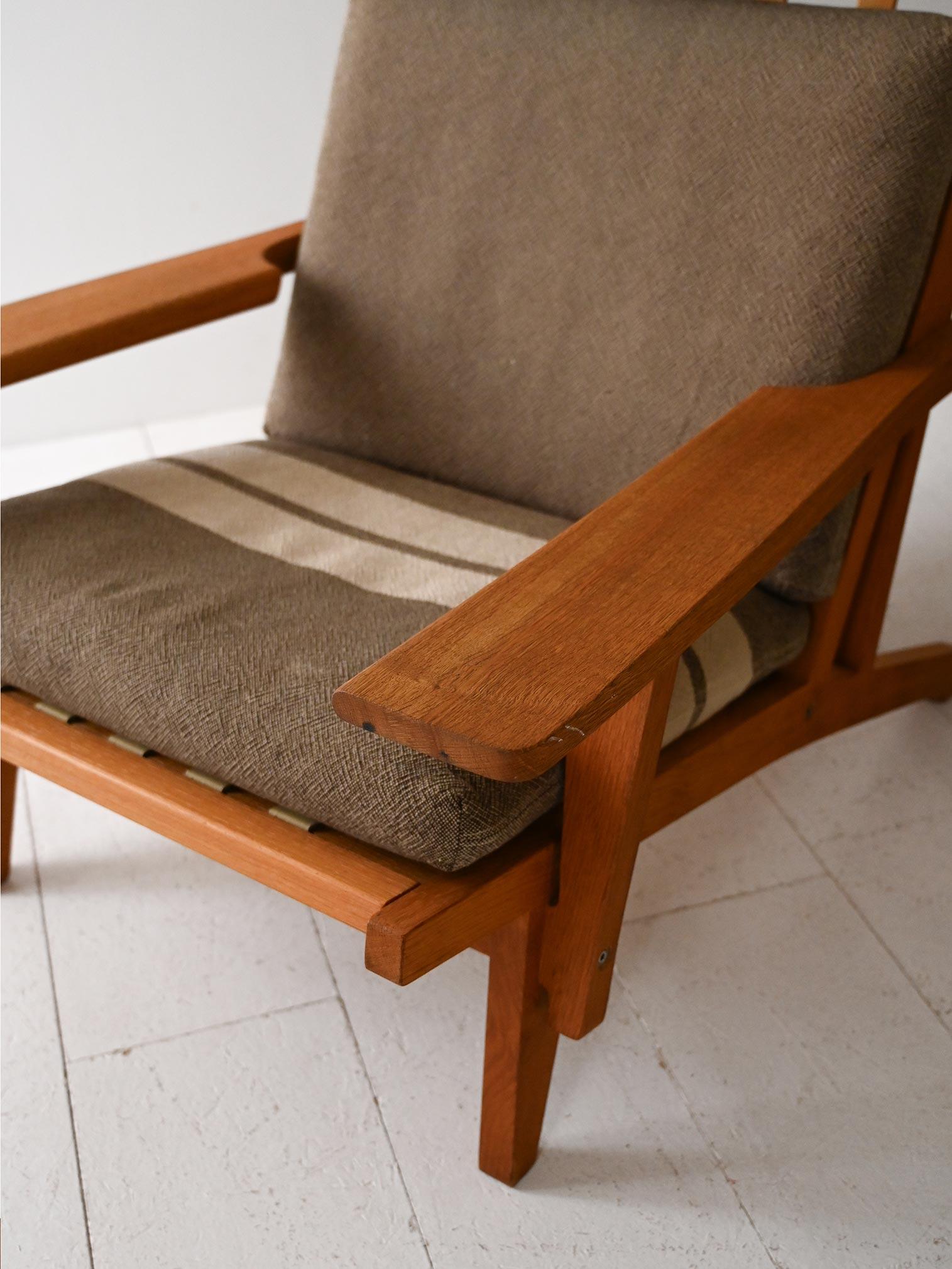 Poltrona GE 375 di Hans Wegner con poggiapiedi in vendita 3