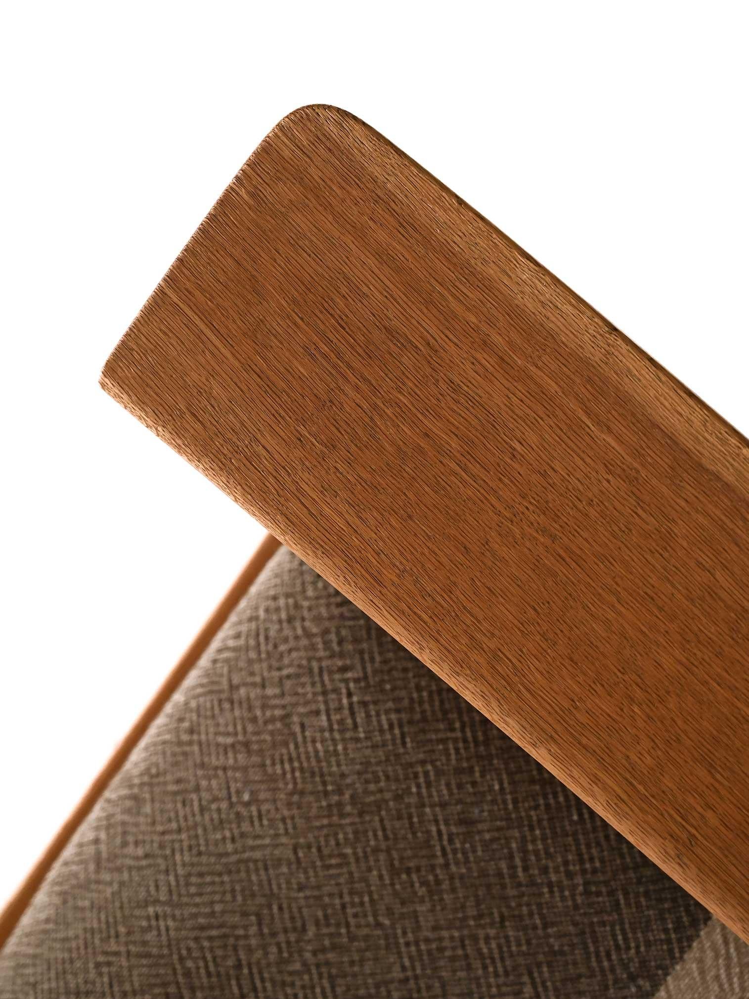 Poltrona GE 375 di Hans Wegner con poggiapiedi in vendita 5