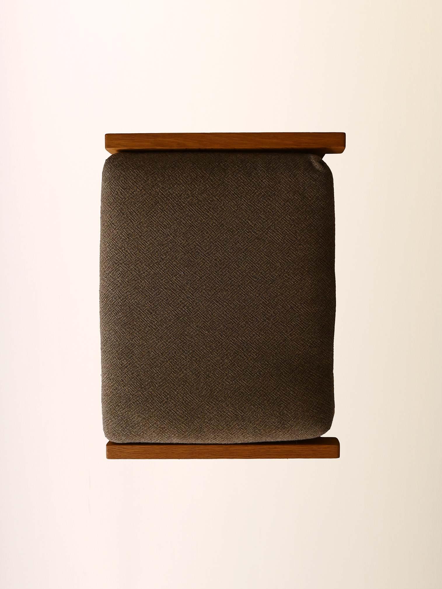 Poltrona GE 375 di Hans Wegner con poggiapiedi in vendita 6