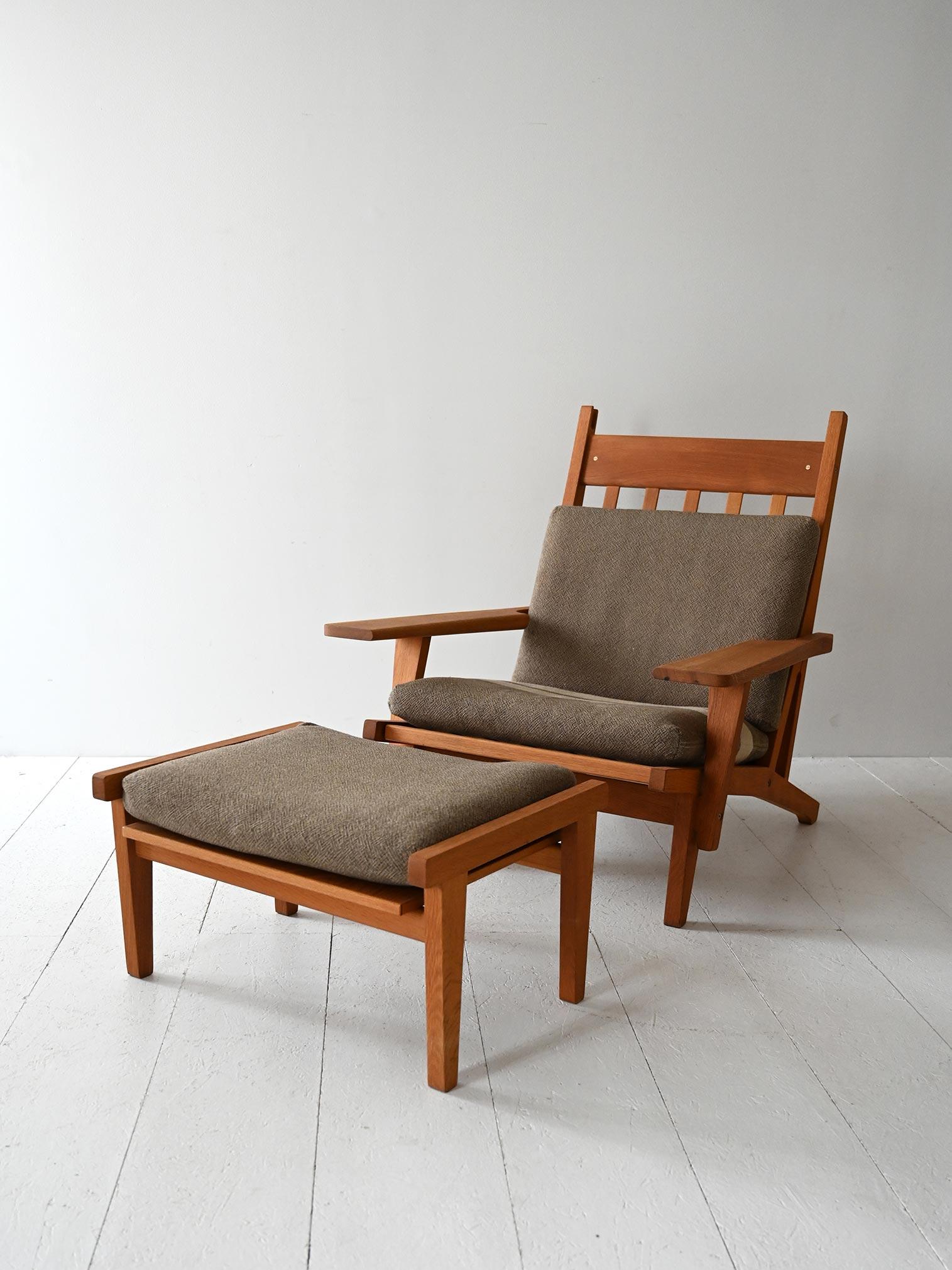 Poltrona scandinava anni ’50 disegnata da Hans Wegner per Getama. In rovere con cuscini originali e poggiapiedi coordinato.

Iconica poltrona modello GE 375 disegnata da Hans J. Wegner per Getama, Danimarca, negli anni ’50. Realizzata in rovere