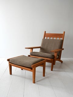 Sillón GE 375 de Hans Wegner con reposapiés