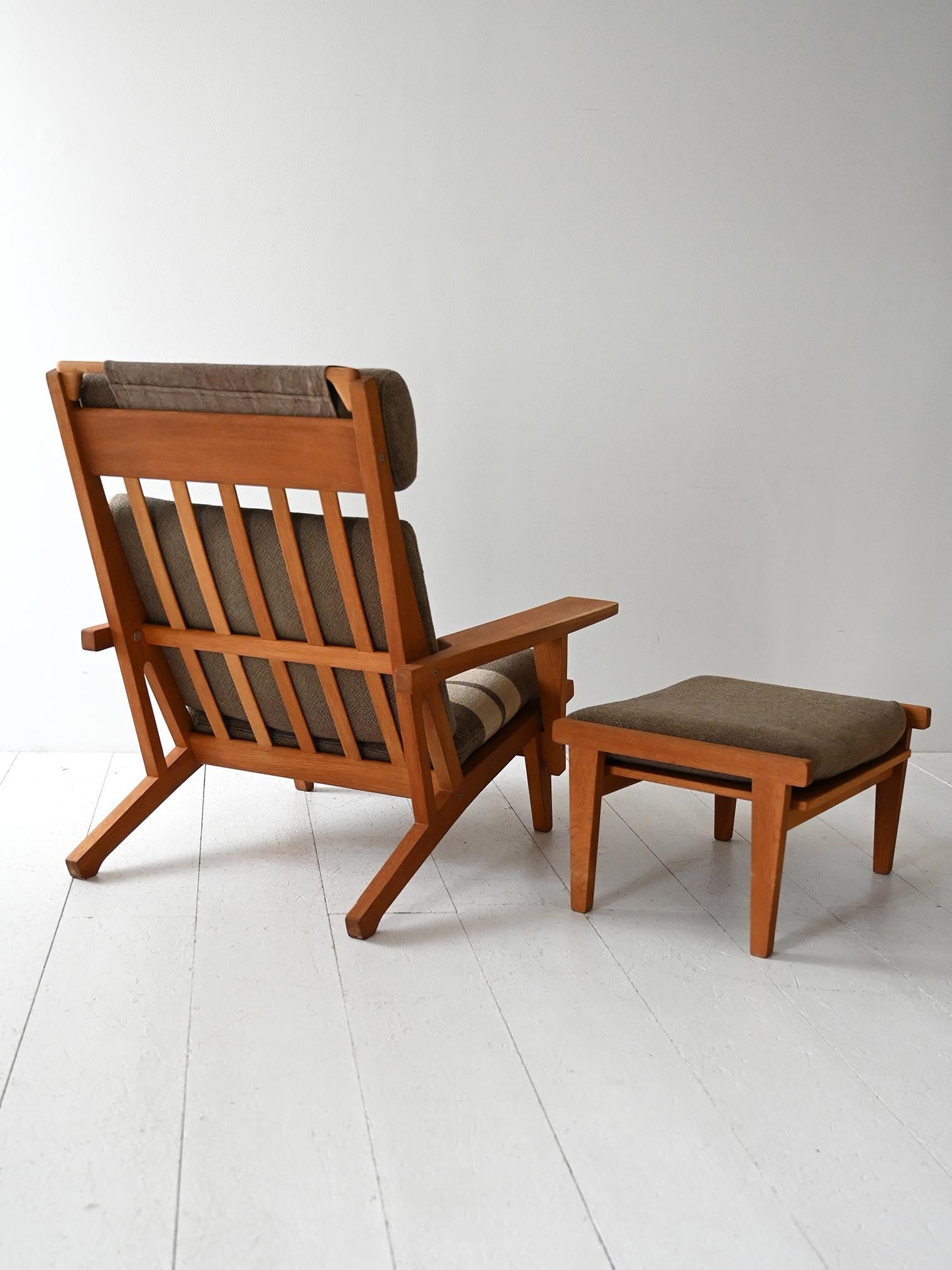 Scandinavo moderno Poltrona GE 375 di Hans Wegner con poggiapiedi in vendita