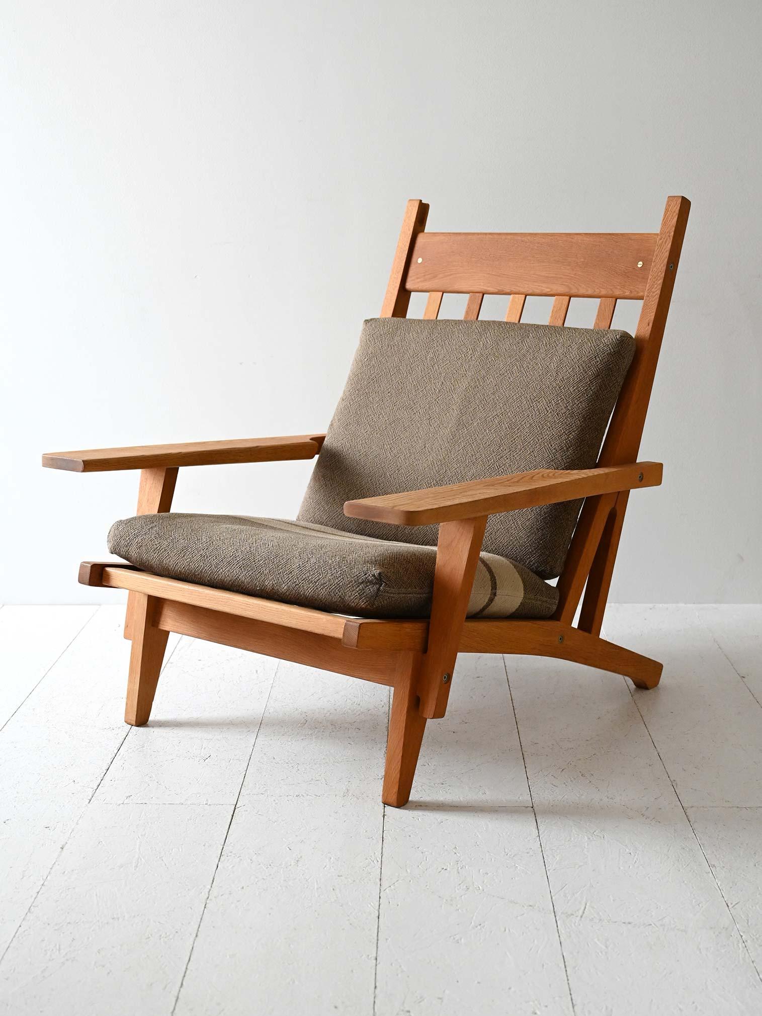 Danish Poltrona GE 375 di Hans Wegner con poggiapiedi in vendita