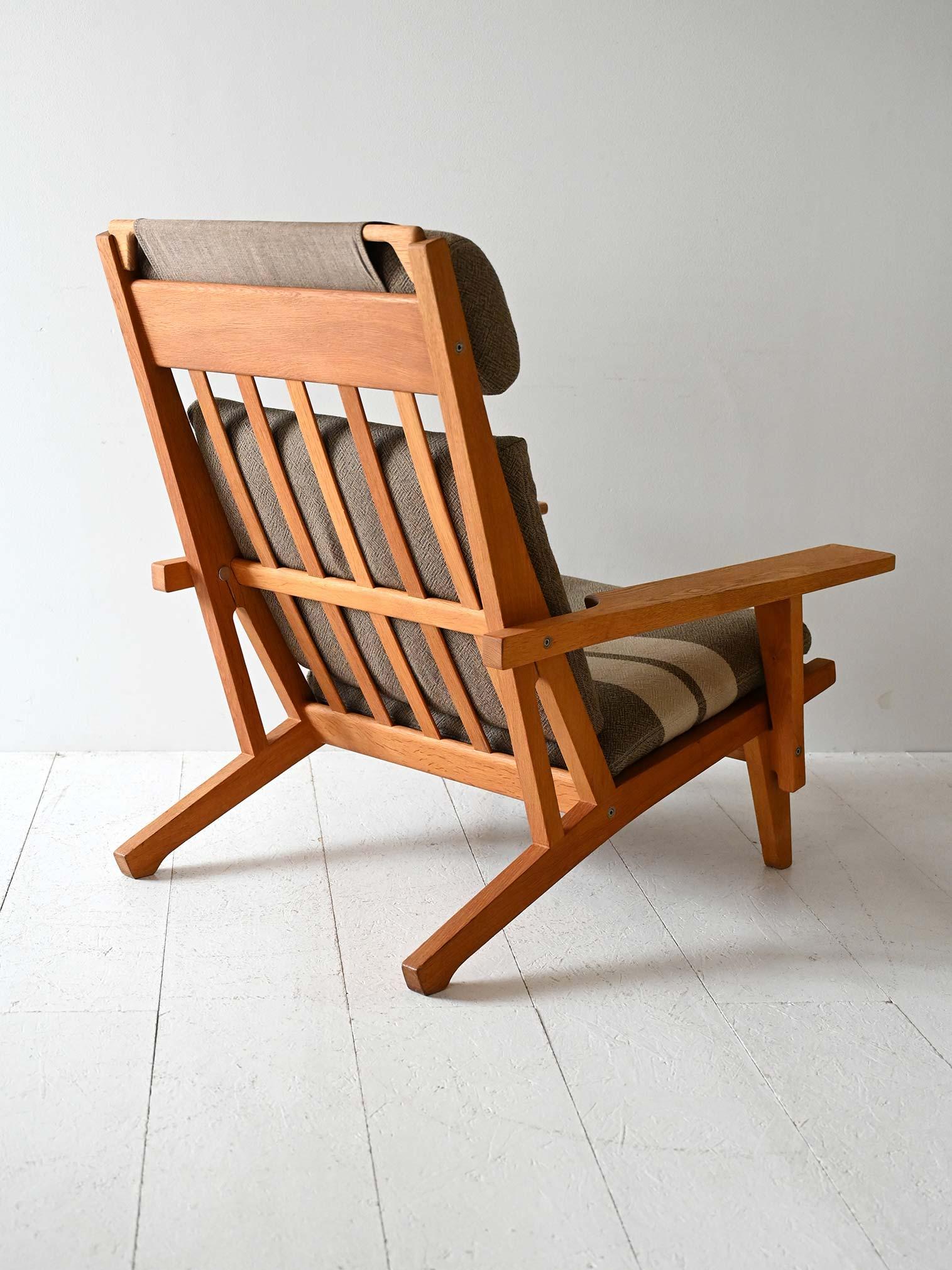 Poltrona GE 375 di Hans Wegner con poggiapiedi In condizioni buone in vendita a Brescia, IT