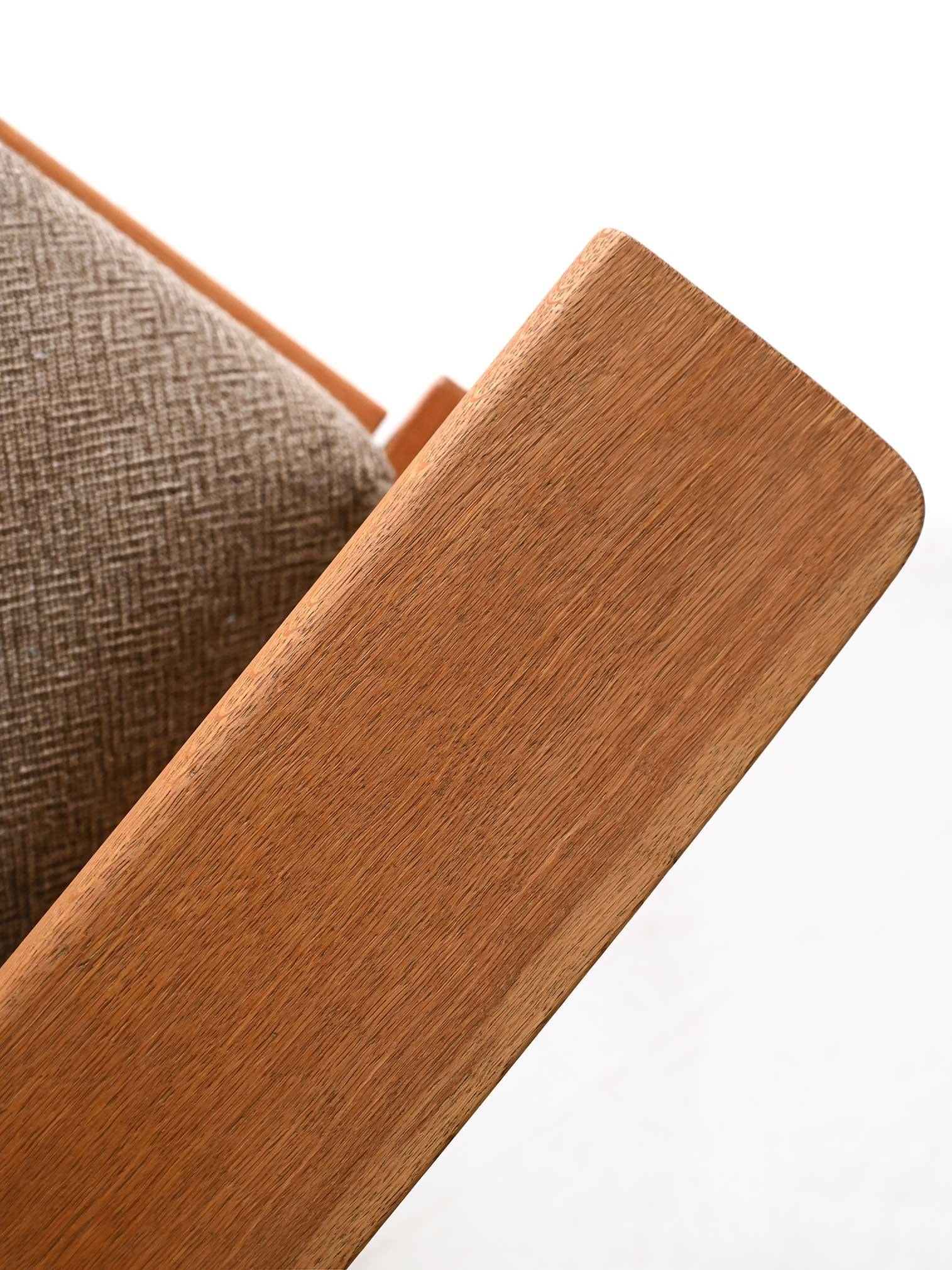 Poltrona GE 375 di Hans Wegner con poggiapiedi in vendita 1