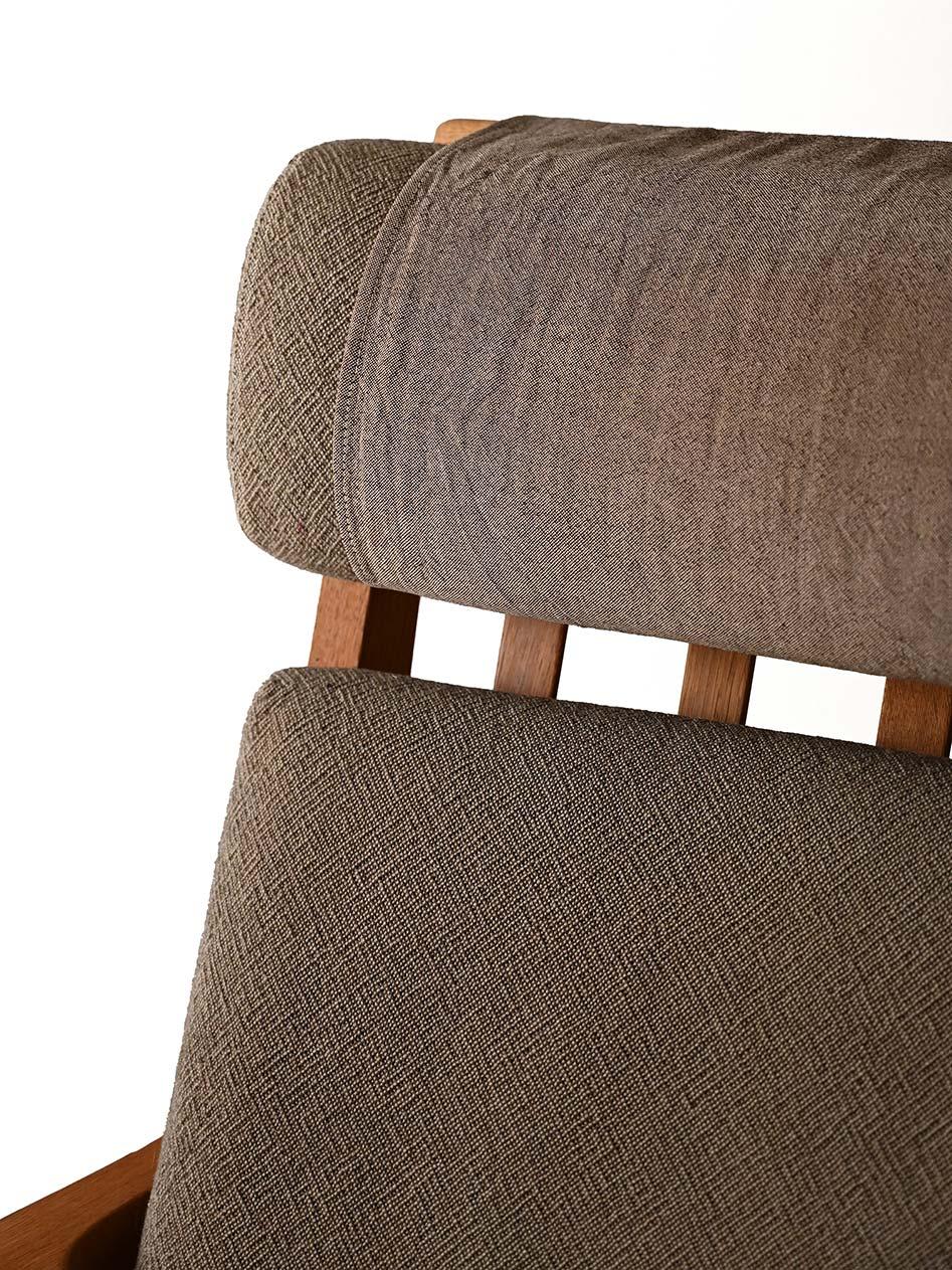 Poltrona GE 375 di Hans Wegner con poggiapiedi in vendita 2