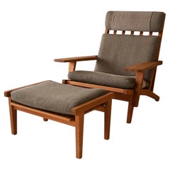 Poltrona GE 375 di Hans Wegner con poggiapiedi