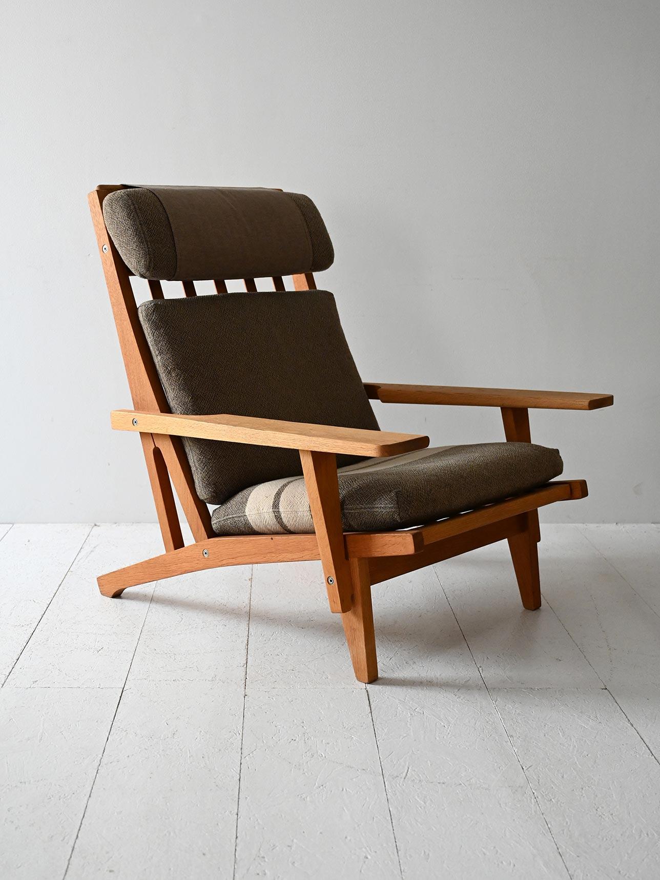 Poltrona scandinava anni ’50 in rovere massello, disegnata da Hans Wegner per Getama. Cuscini originali inclusi.

Poltrona modello GE 375 progettata da Hans J. Wegner per Getama, Danimarca, negli anni ’50. Struttura in rovere massello con schienale