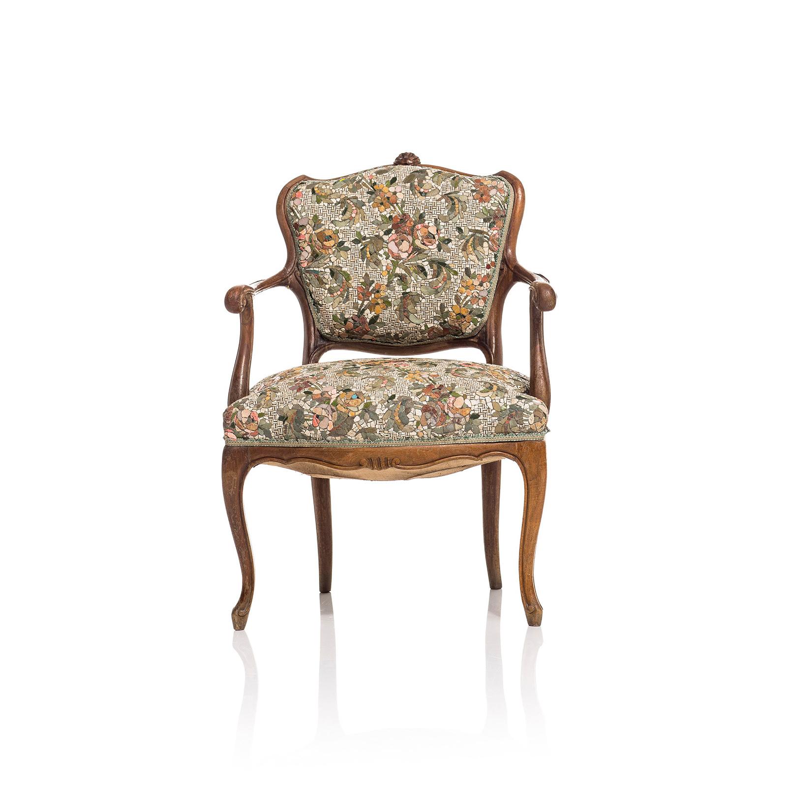 Este sillón tiene un armazón antiguo y un asiento realizado con una técnica única de mosaico artesanal. El concepto del diseñador consiste en la interpretación de diversos materiales utilizando exclusivamente mármol y rocas, intentando sorprender