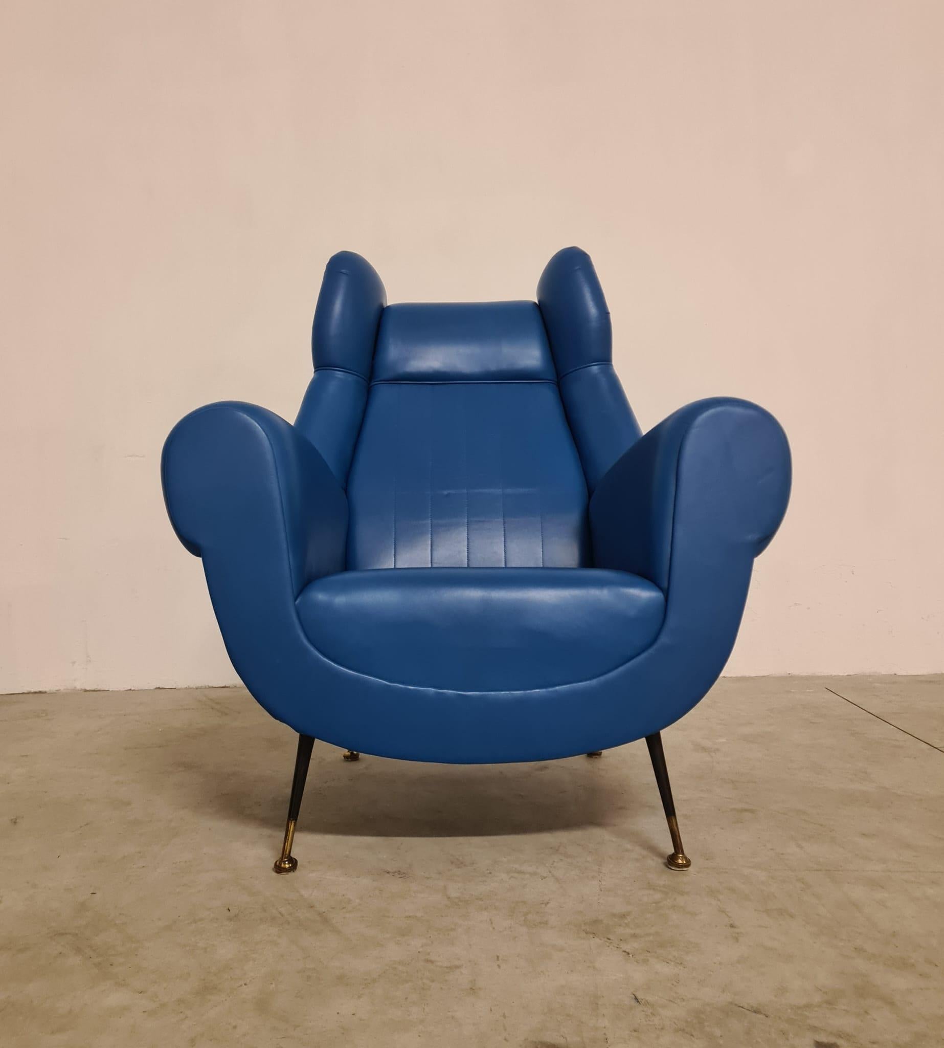 Genuine leather Root armchair.

Refined 1950s armchair by designer Gigi Radice for Minotti.

Freshly fully restored and fully lined in fine Italian lambskin leather worked aniline and treated with rock alum.

The elegant Cobalt Blue color gives it a