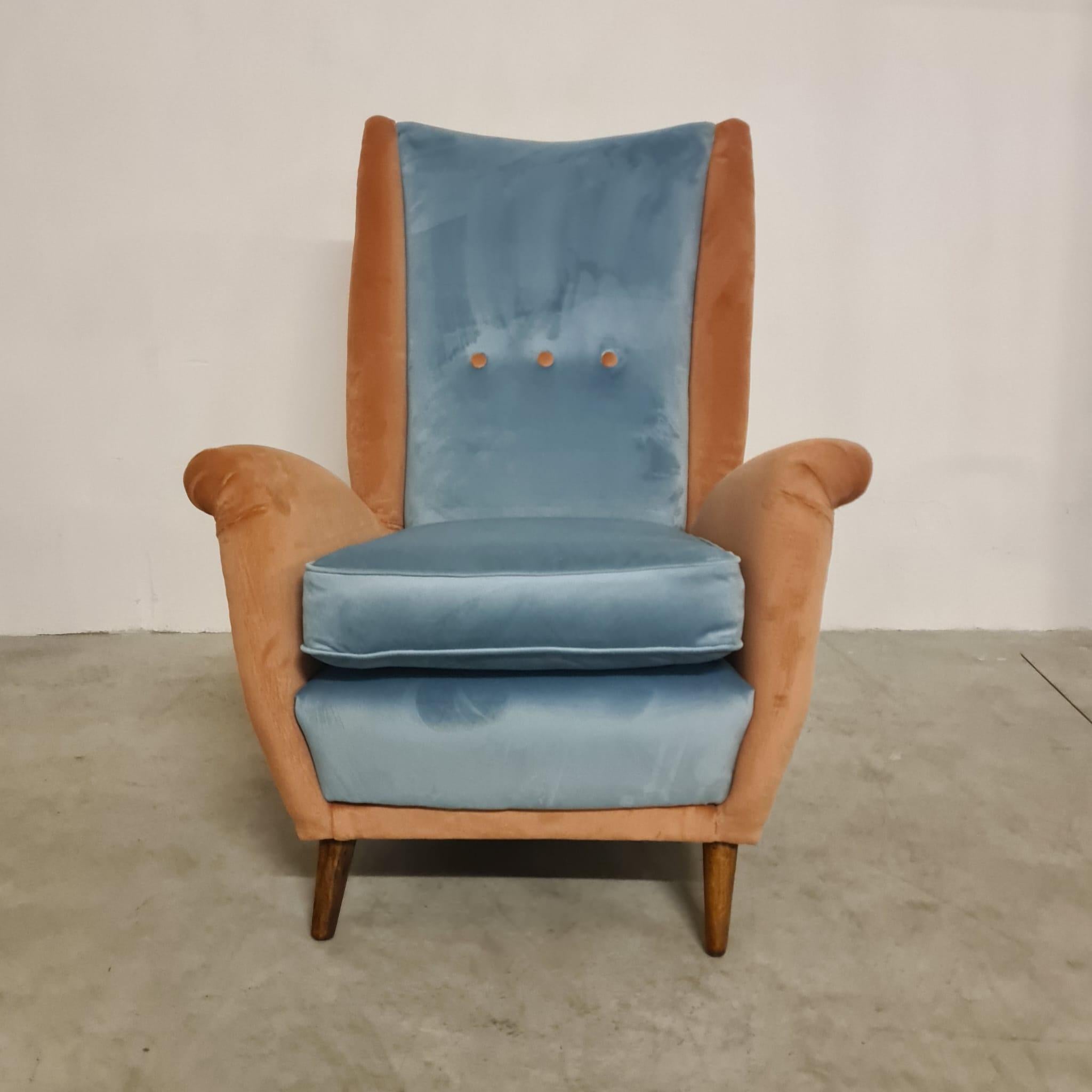 Sillón atribuido a Gio Ponti para Isa Bergamo.

Elegante sillón recién retapizado y restaurado con fino terciopelo.

Su alma bicolor le da ese toque extra para ser la estrella de la habitación incluso en solitario.

Los refinados y contrastados