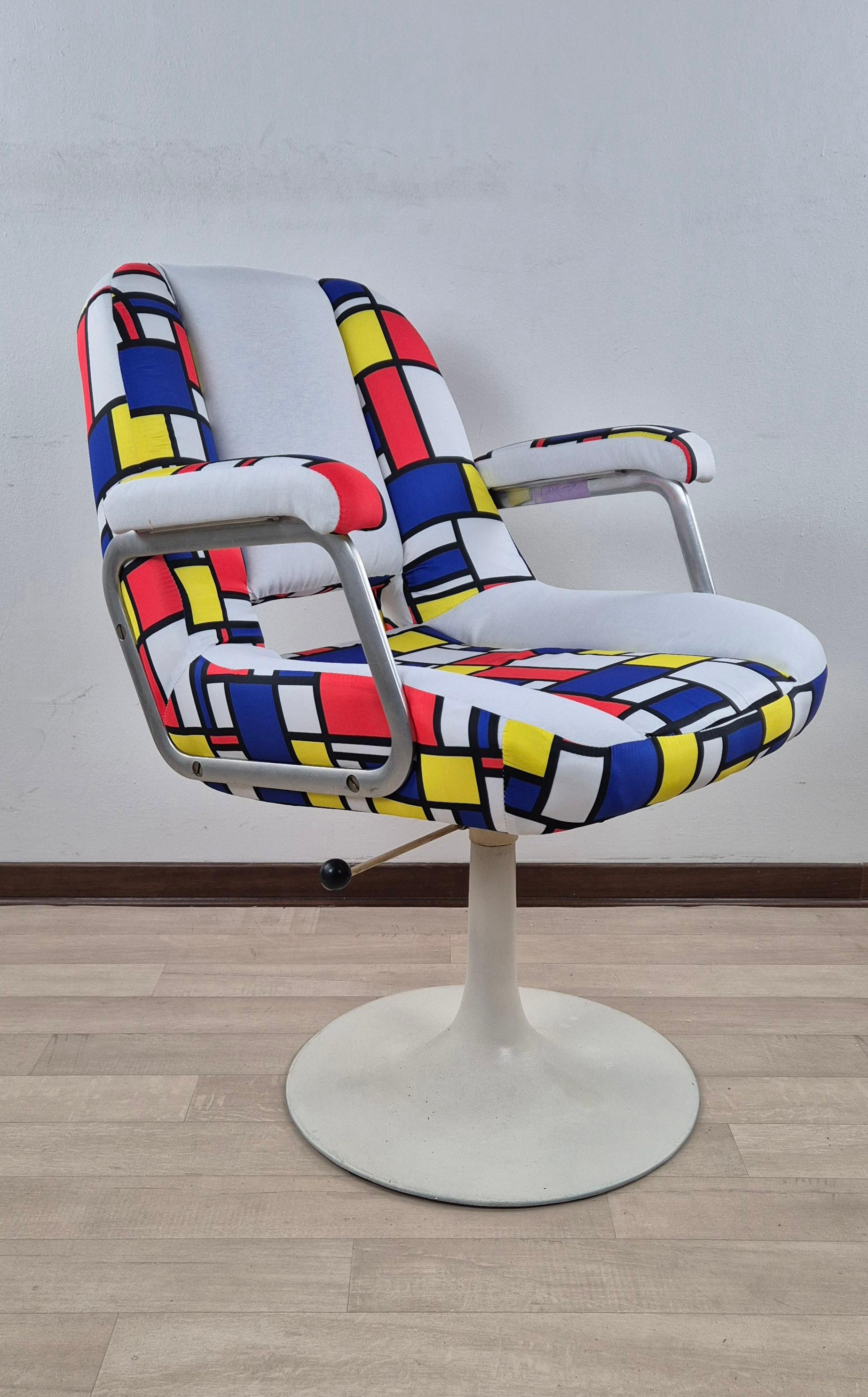 Poltrona girevole della fine anni '70 Vintage con meccanismo di blocco.
Unico esemplare, fatto da un ex tappezziere che lavorava per una nota azienda Italiana di Poltrone e Divani di Design.
En conditions Eccellenti per non dire favolose.

Il est
