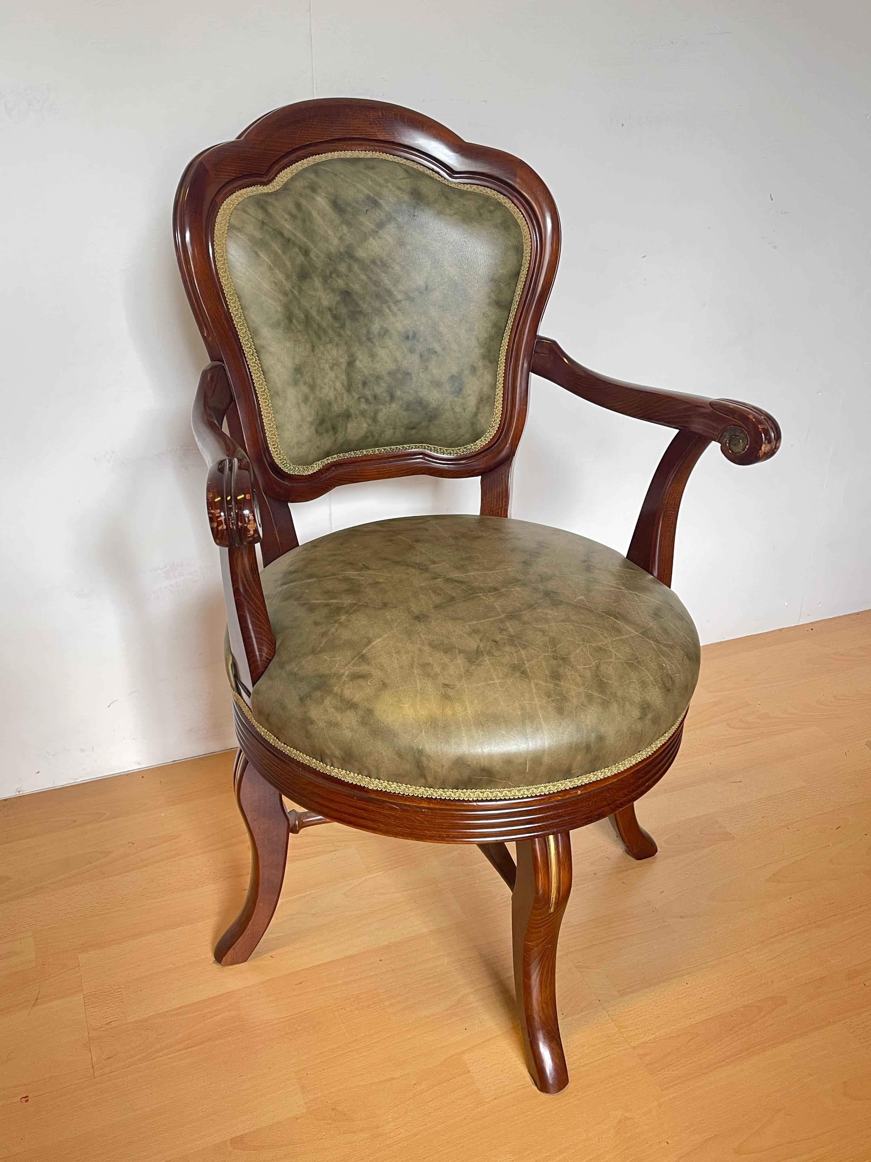 Elegante sillón giratorio de estilo clásico con estructura de madera maciza finamente trabajada y asiento tapizado en piel sintética verde efecto envejecido. Una mezcla perfecta de encanto tradicional y confort moderno.

Características