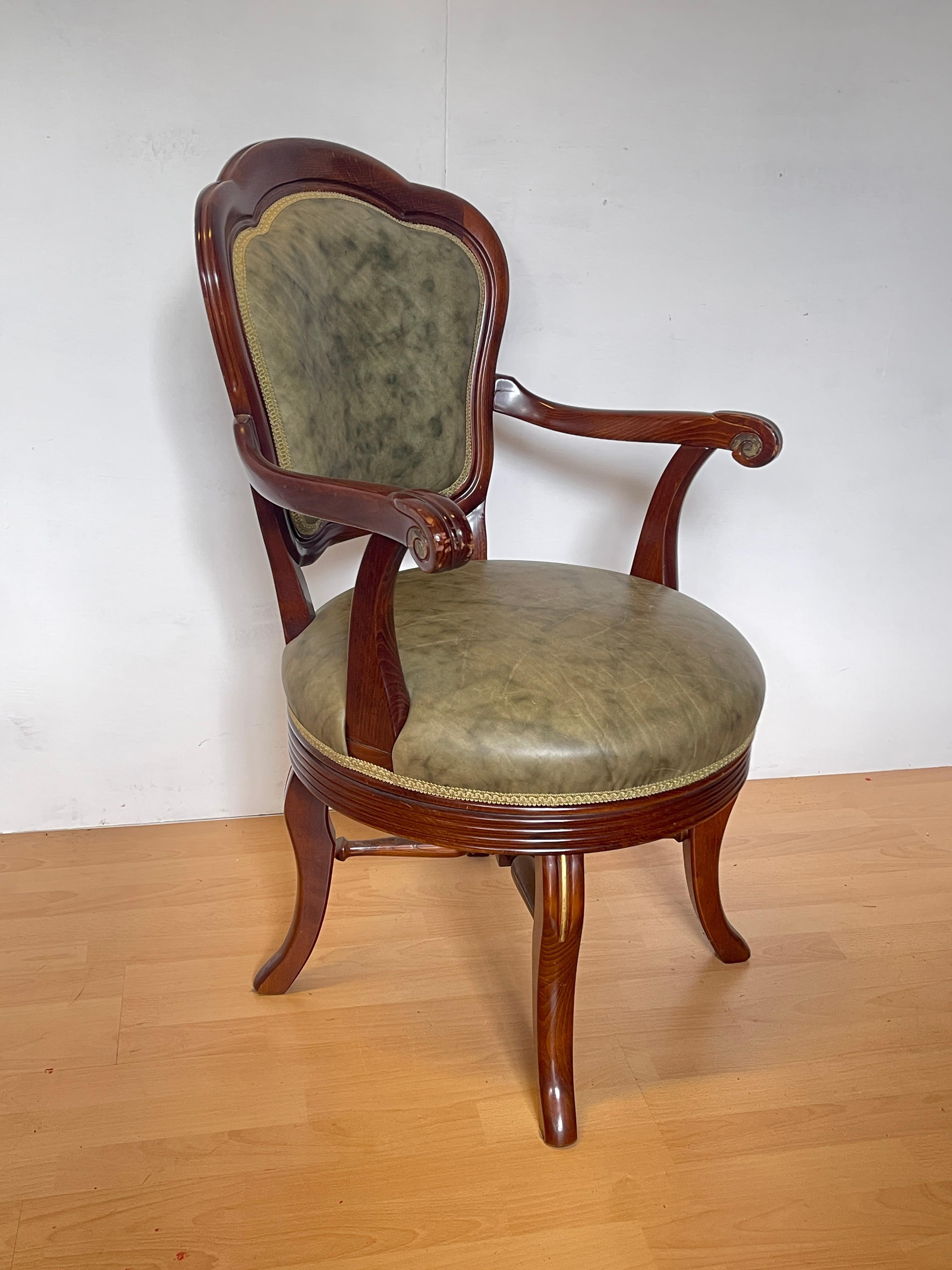 Sillón giratorio clásico de madera maciza y piel sintética verde - Estilo elegante Neoclásico en venta