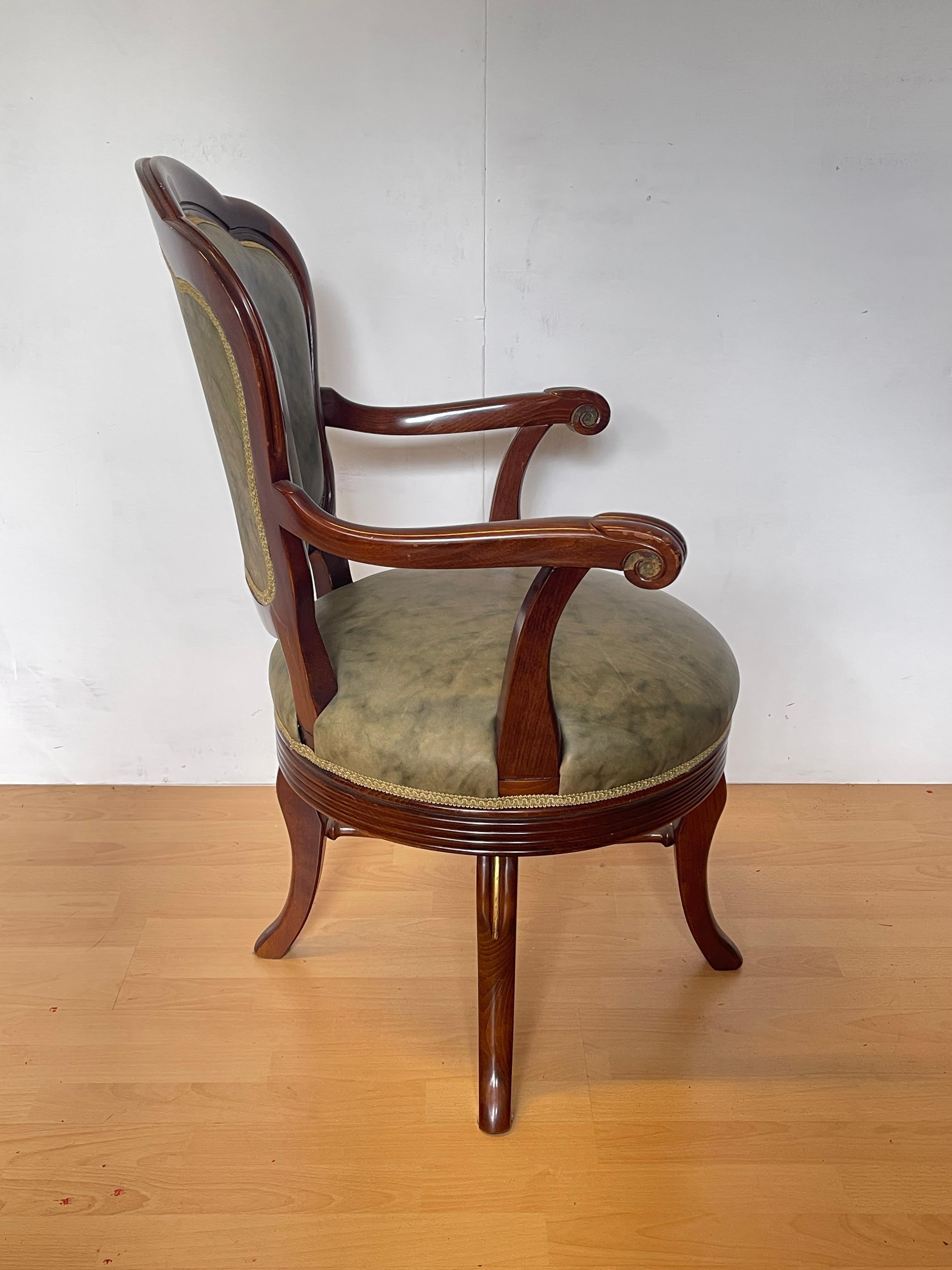 Sillón giratorio clásico de madera maciza y piel sintética verde - Estilo elegante Italian en venta